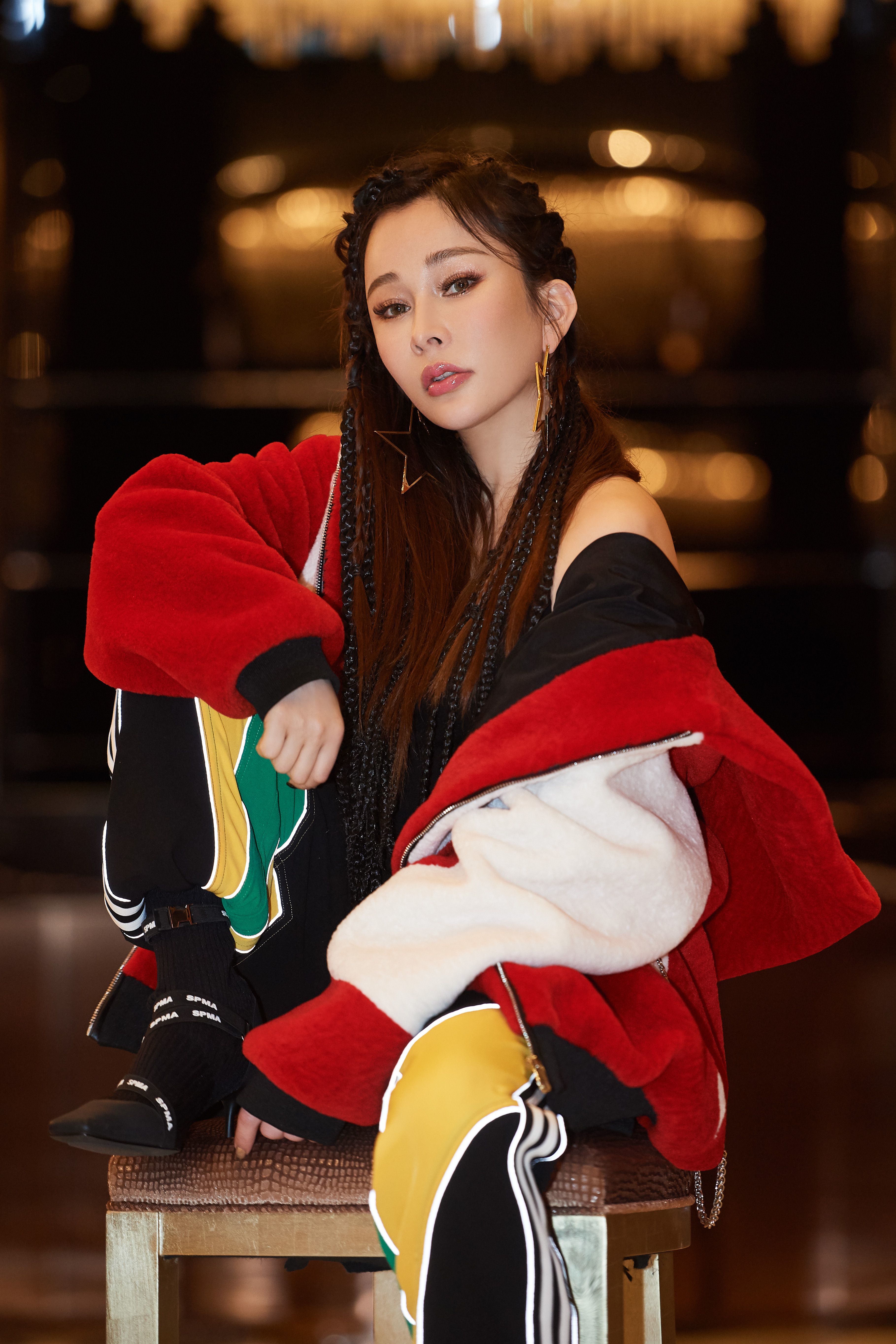 温岚新专辑全身涂黑撒荧光粉打破大众审美的桎梏