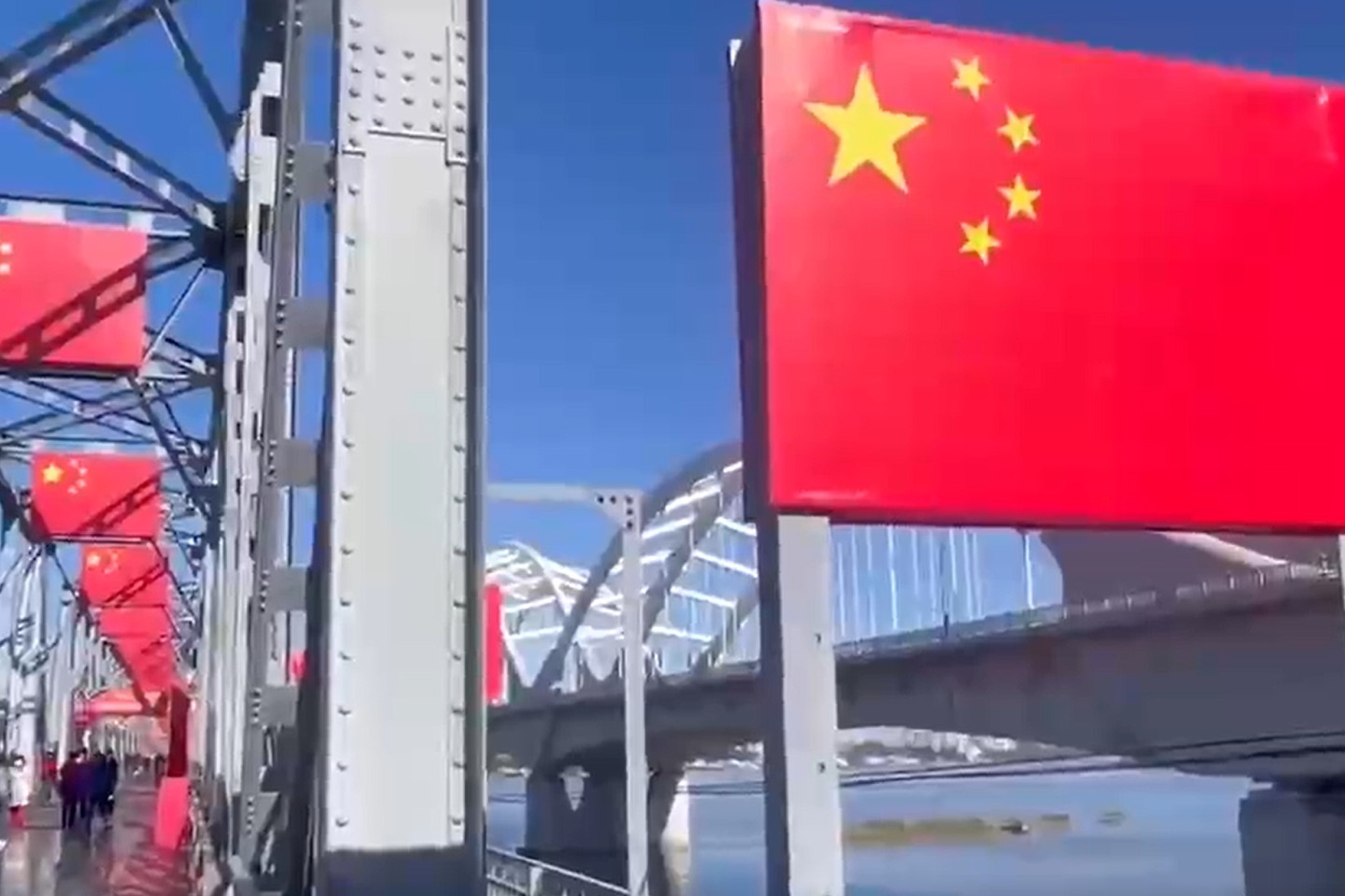 哈尔滨滨洲铁路桥再成“祝福桥”