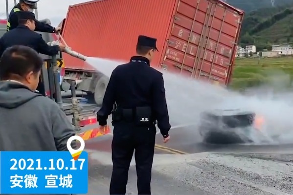 洒水车抢了消防车的活！宣城民警借洒水车给自燃车胎灭火