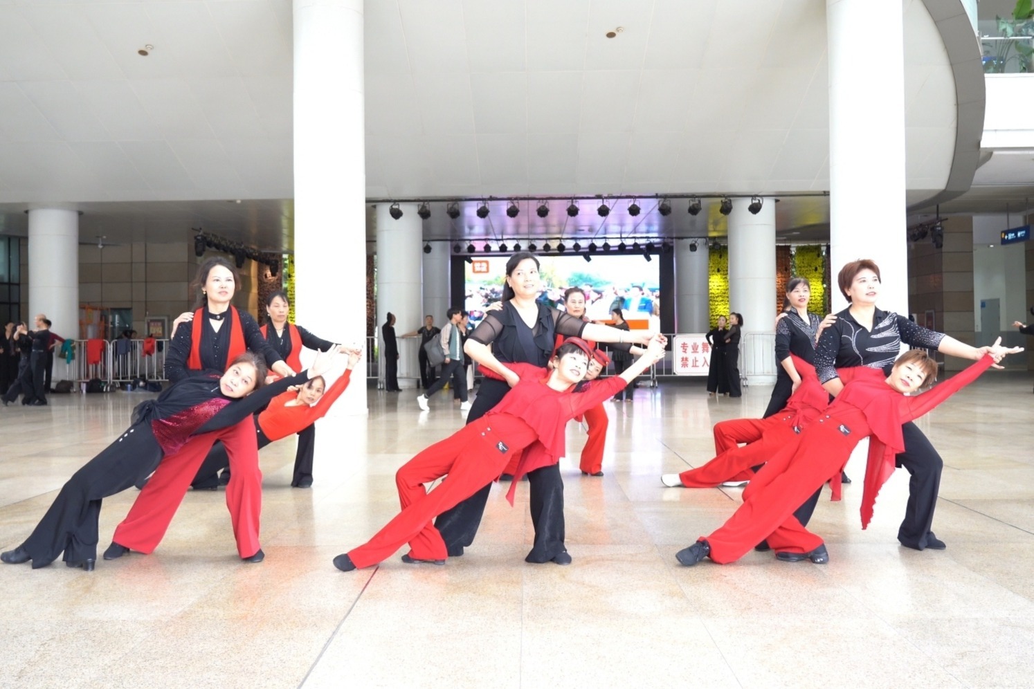 广场舞《山谷里的思念》四步造型团队版，优美大气，成都芳芳团队