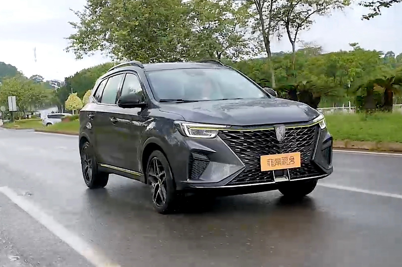 换装湿式双离合变速箱，动力更平顺，动态评测荣威RX5 PLUS