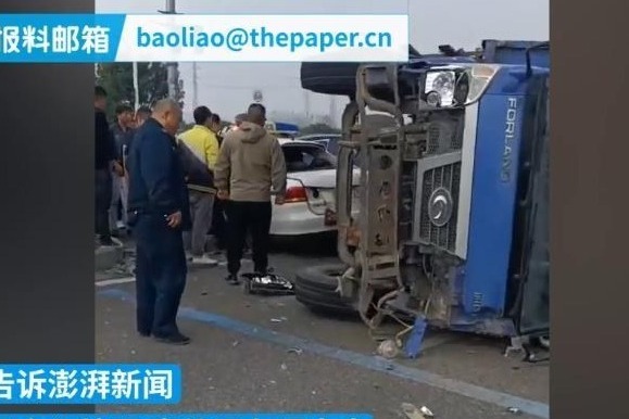 蚌埠一警车和货车相撞致三名警务人员受伤