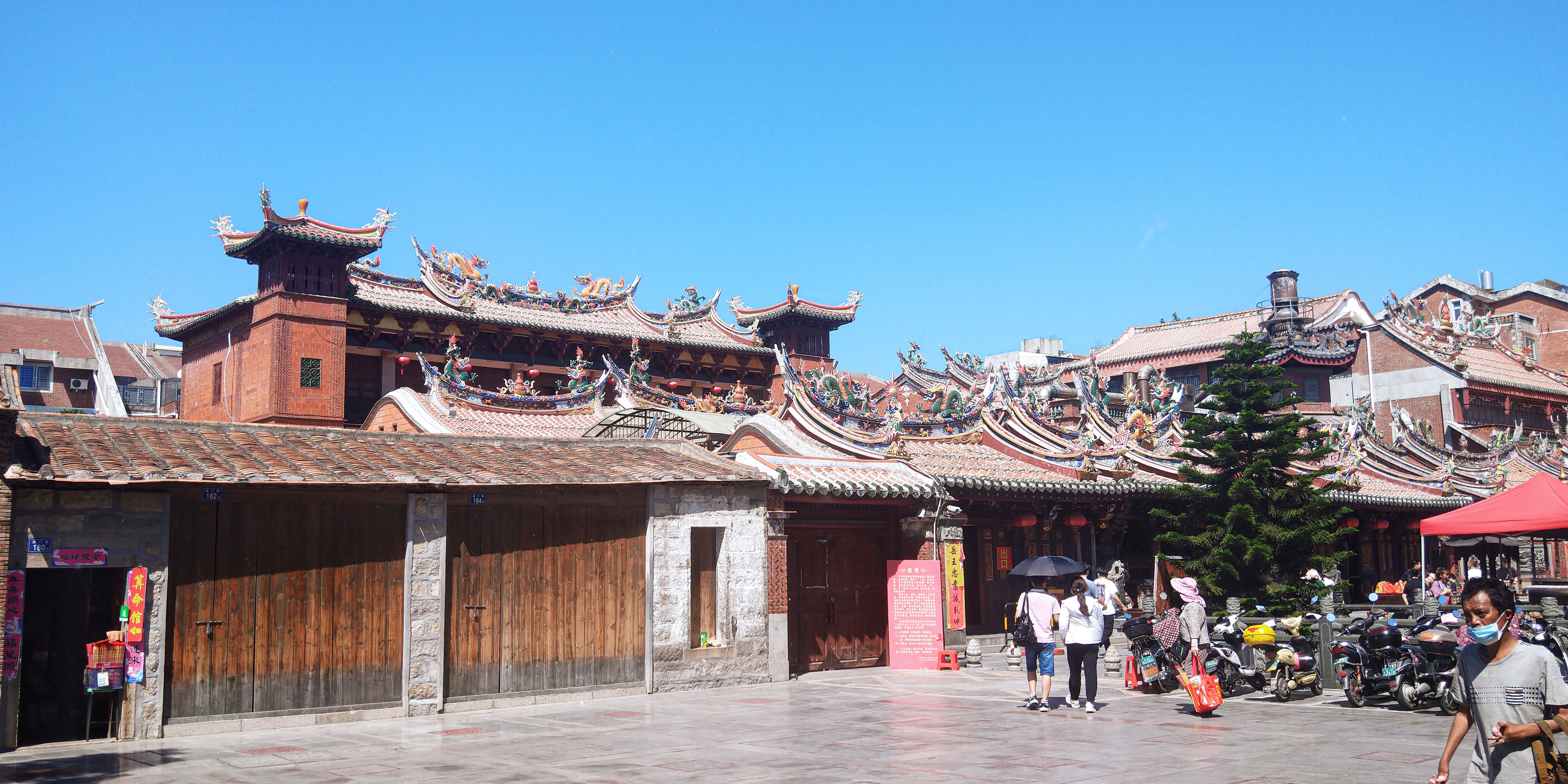 庙前殿退后同主殿的前殿并列连成一体,形成结构对称的壮观庙宇建筑群