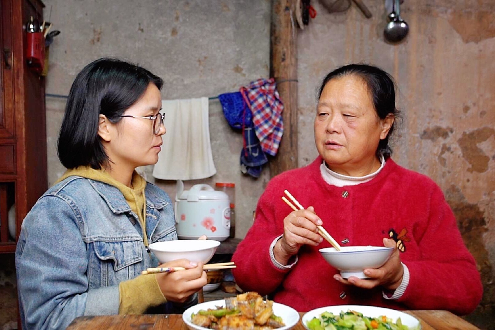 儿媳妇进城看房,想买4室2厅2卫总价200多万,看农村婆婆咋说