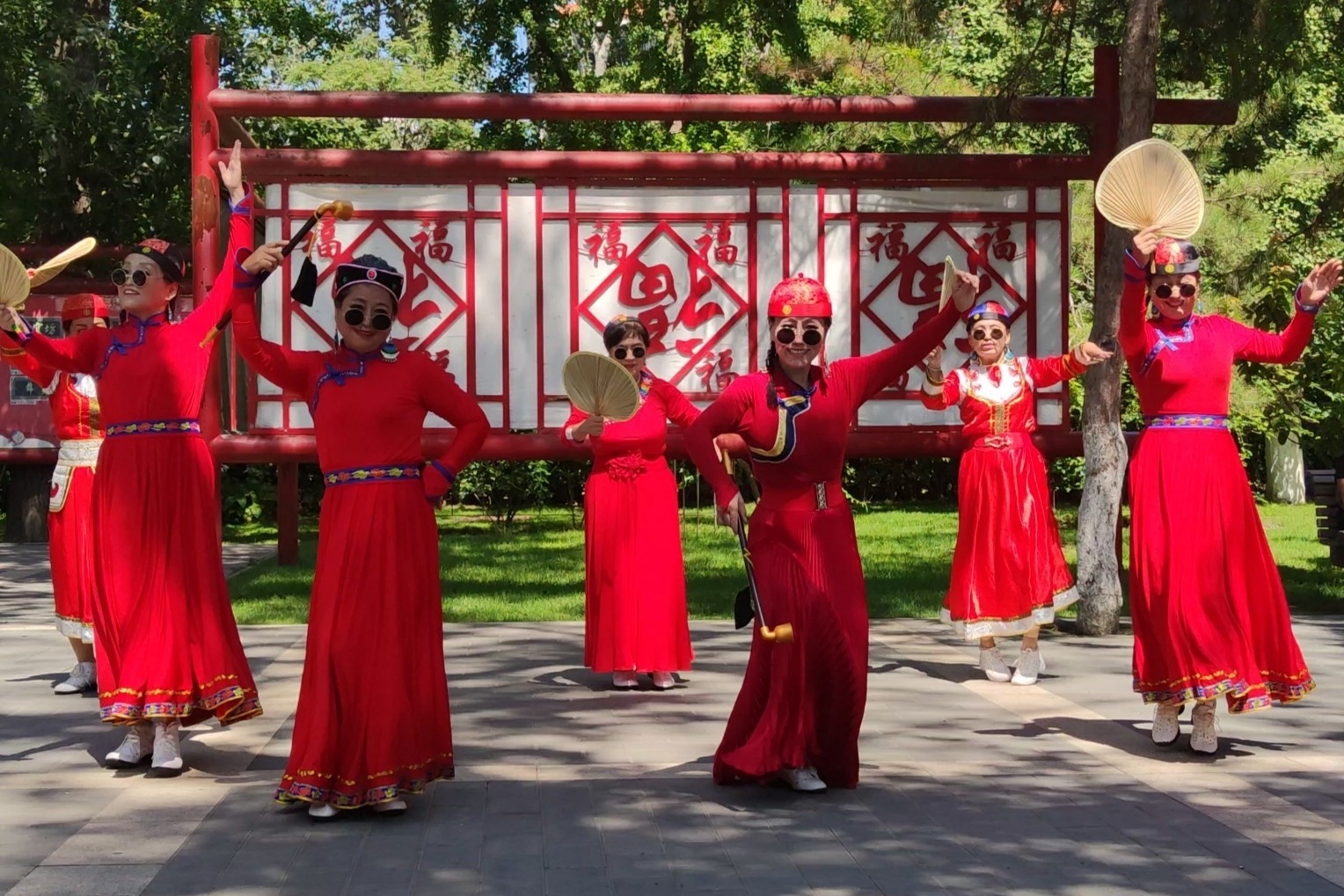 广场舞《小神仙》歌好听，动作新颖，幽默感十足