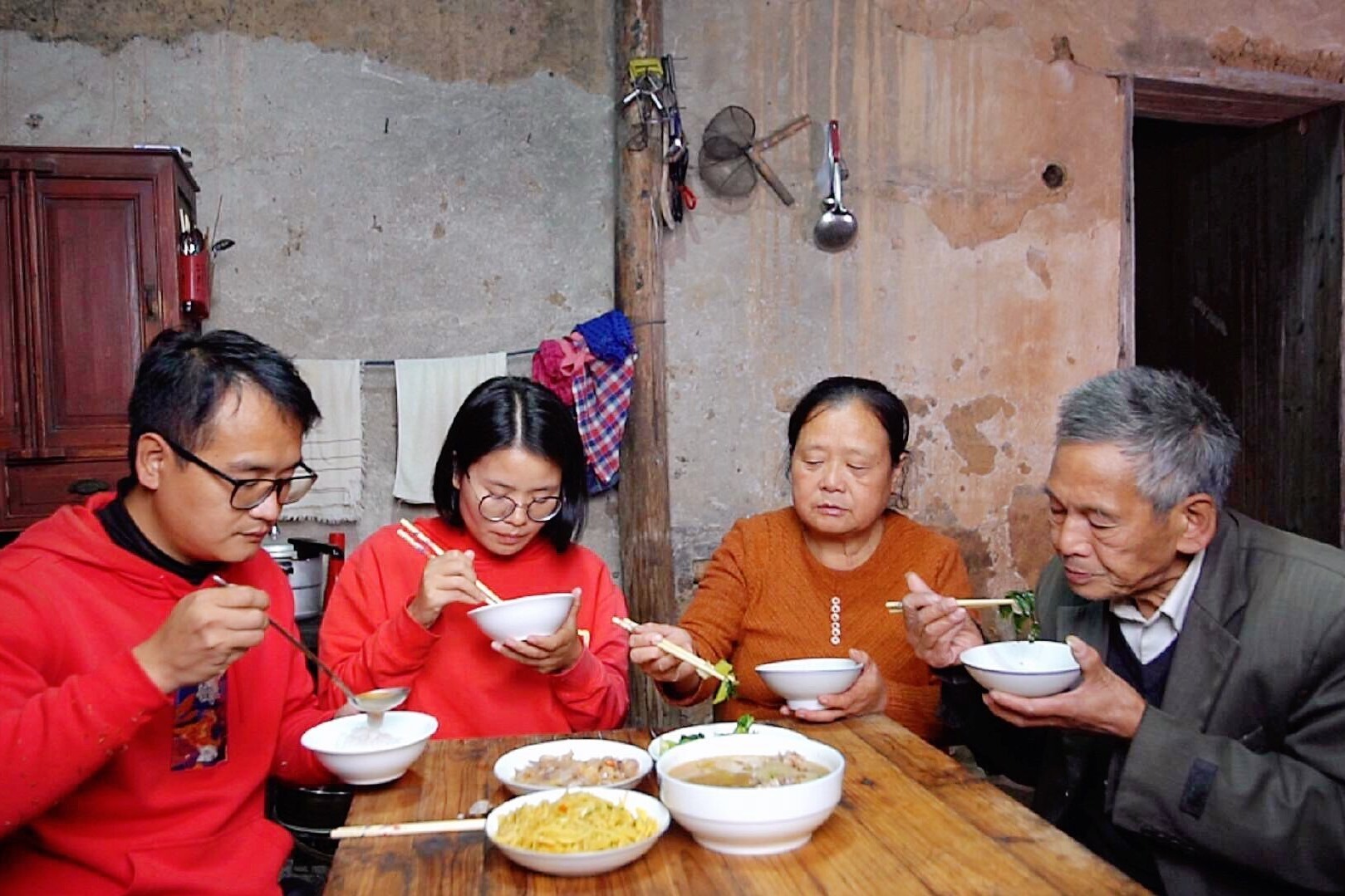 農村婆婆帶兒媳婦上山幹農活天黑了才到家看一家人晚飯吃的啥