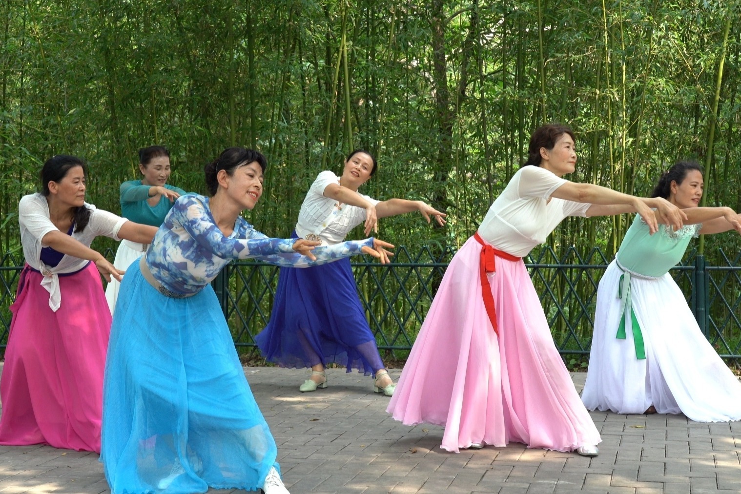 紫竹院廣場舞《天路》歌好聽,舞步簡單好看_鳳凰網視頻_鳳凰網