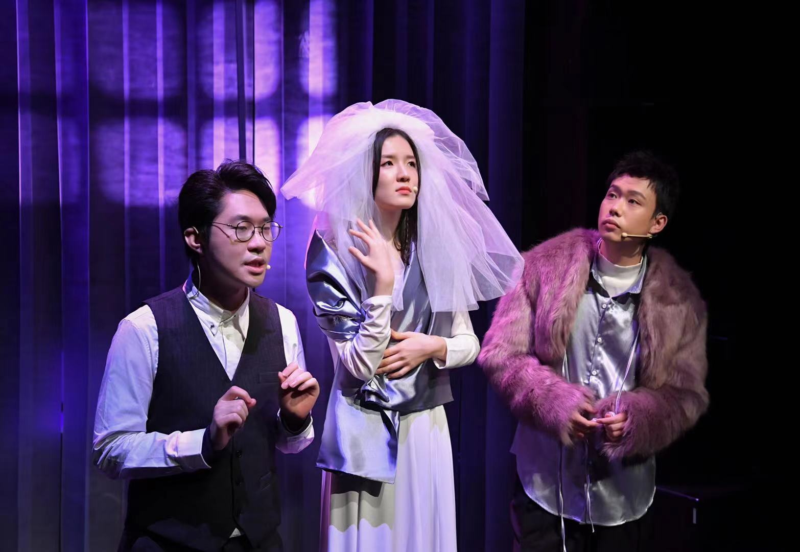 颜怡颜悦跨界首秀舞台剧女女胞胎乌镇首演