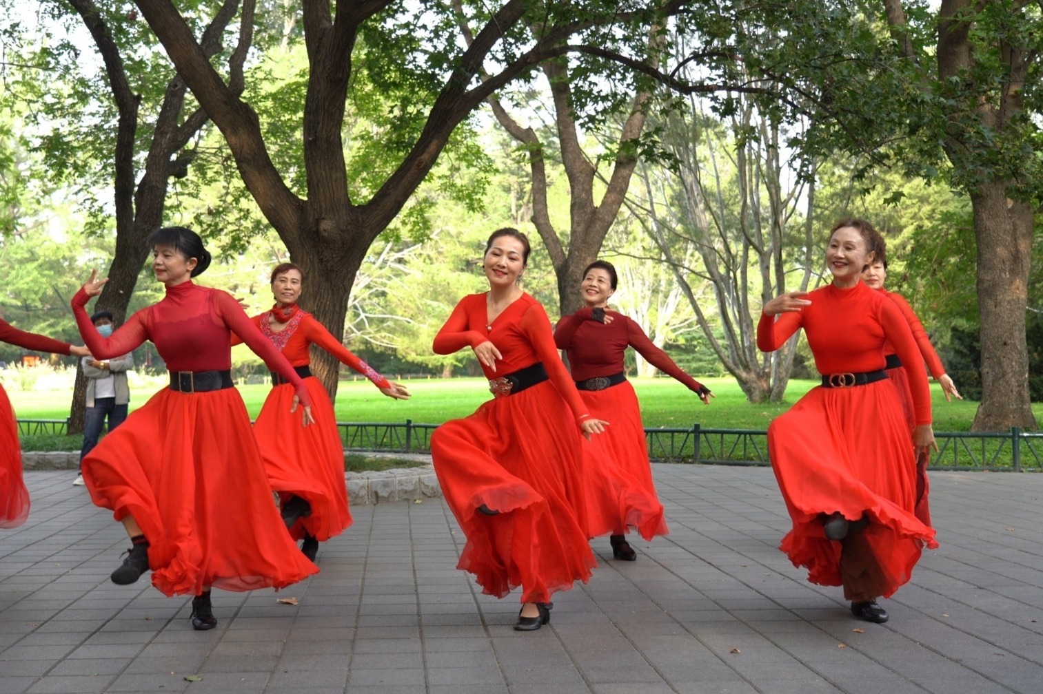 魅力朵朵广场舞《格桑拉》藏族舞风格，舞步悠扬大气，歌声豪迈