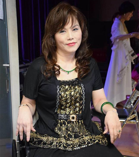 手术失败瘫坐轮椅43年,曾留遗书绝望自杀,65岁一代歌后近况曝光