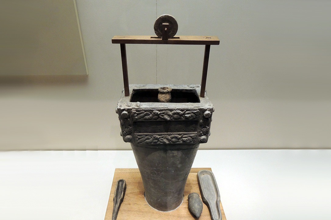 中国古代陶器珍宝：带辘轳水槽的陶井，汉代井真秀气！