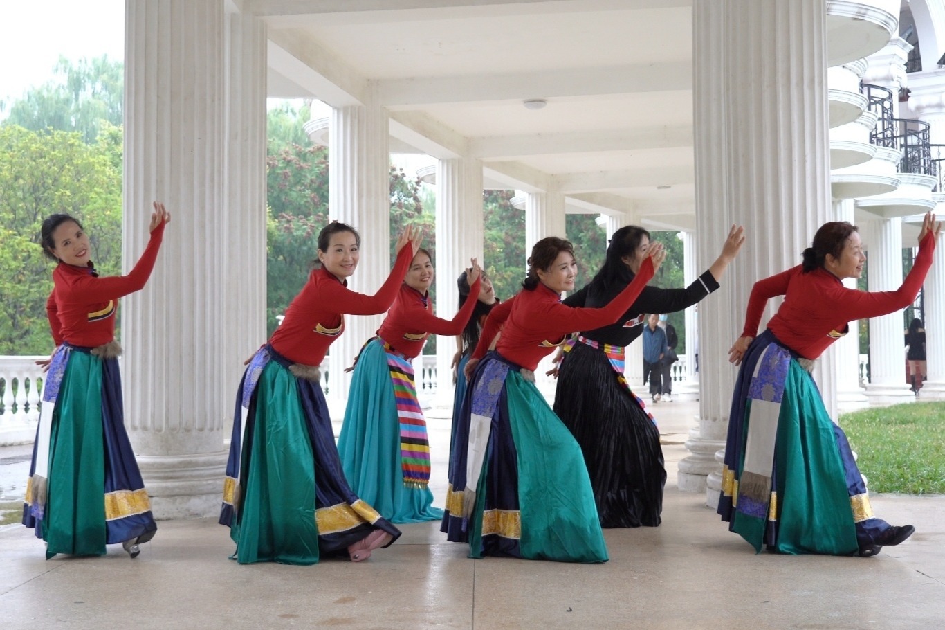 广场舞圣洁与你同在藏族舞歌醉舞美人更美