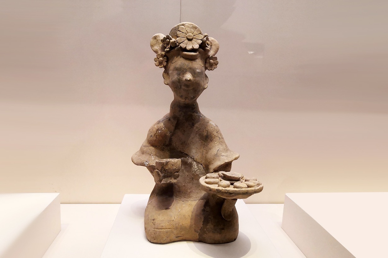 中国古代陶器珍宝：汉代呆萌献食陶俑