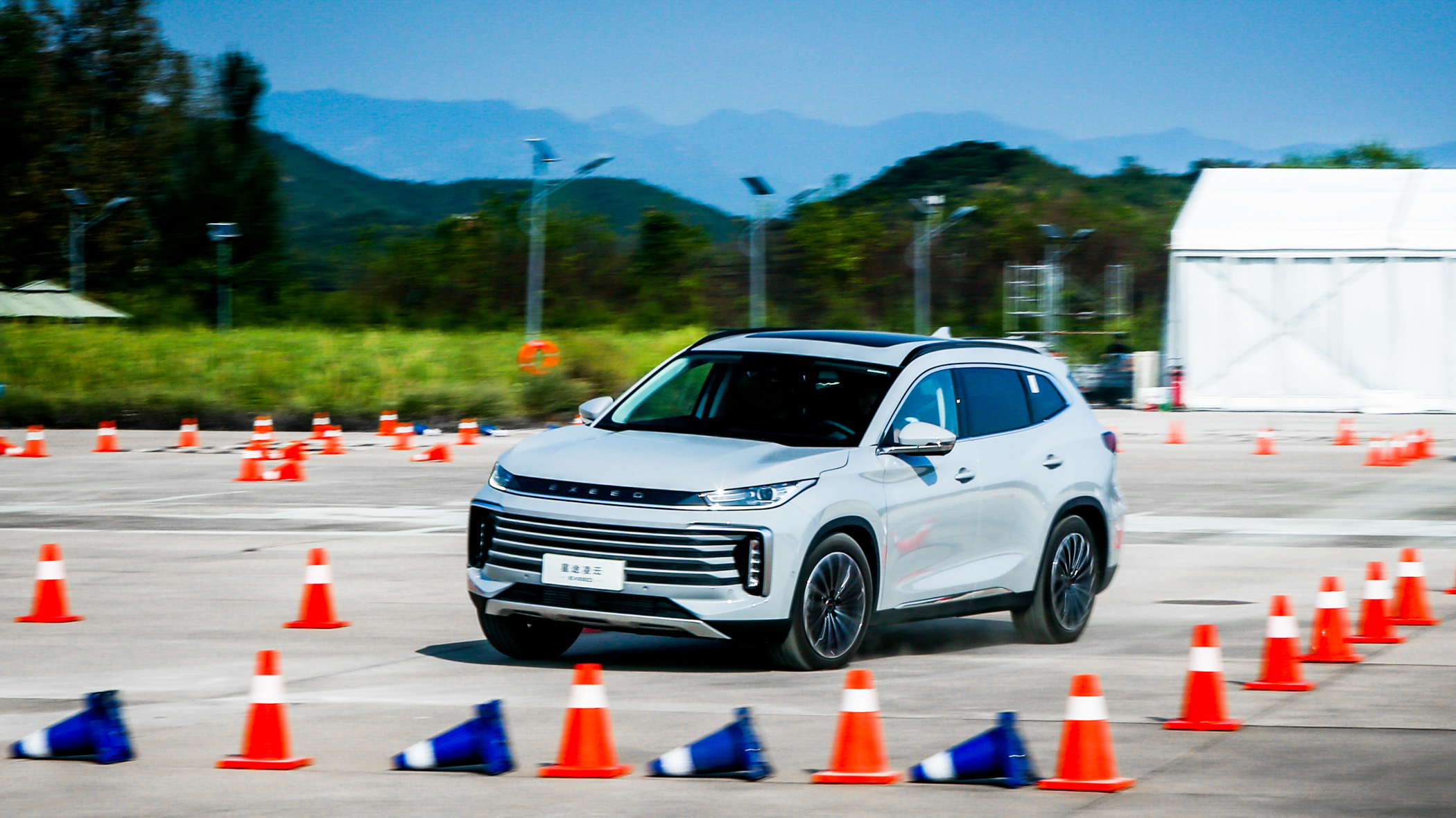 高性能"奶爸车" 场地试驾星途凌云400t__凤凰网