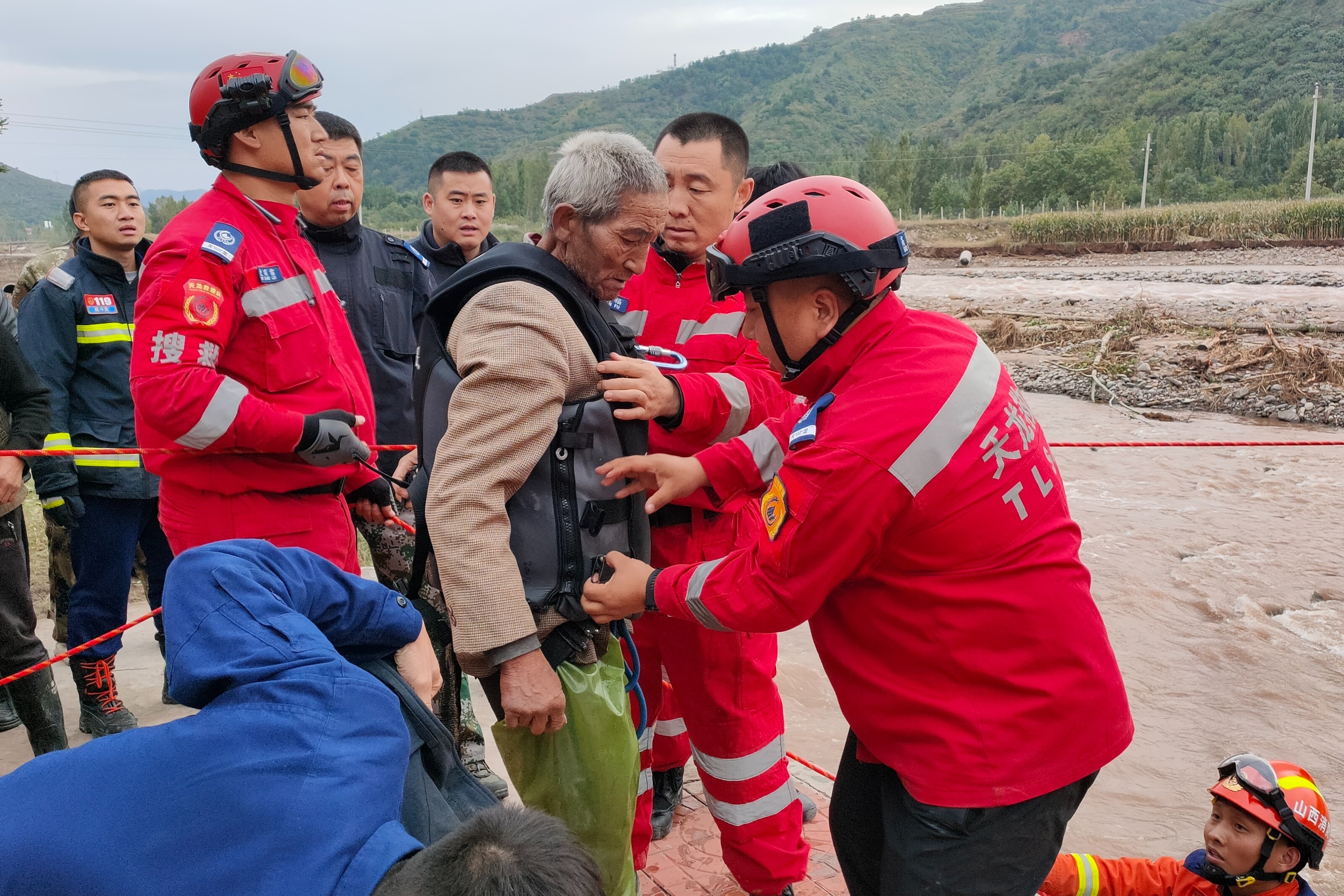 山西中阳暴雨引发山洪致5人失联：河道水势凶险，搜救仍在进行中|救援|山西省|山洪_新浪新闻