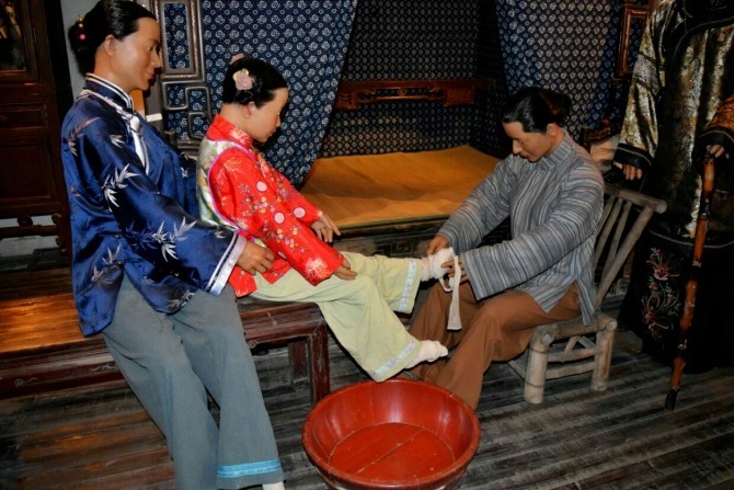 古人审美有多可怕？女性要缠三寸金莲，最好不能走路，被人抱着_凤凰网
