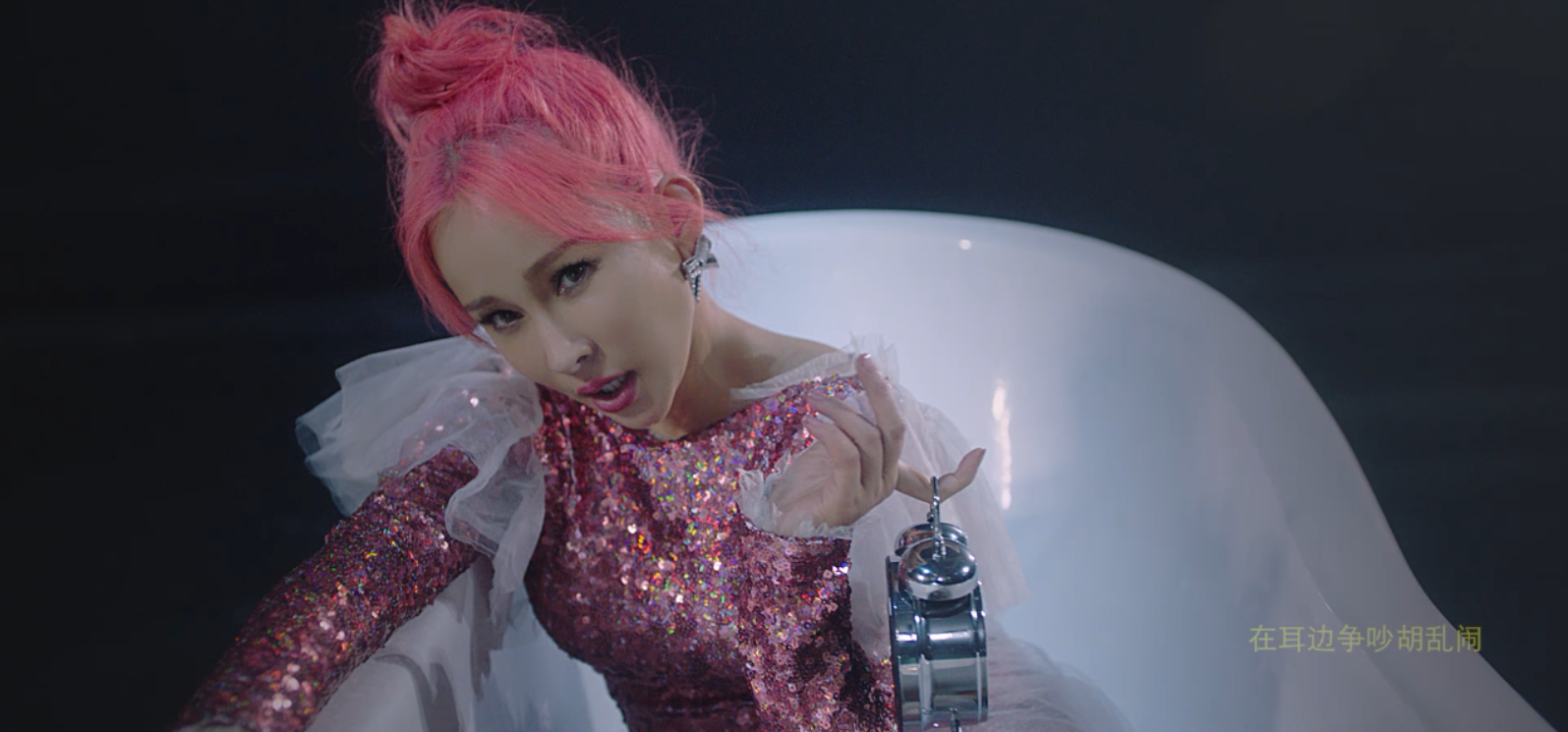 温岚新歌《早高疯》mv造型风格百变 "黑到发亮"意想不到__凤凰网