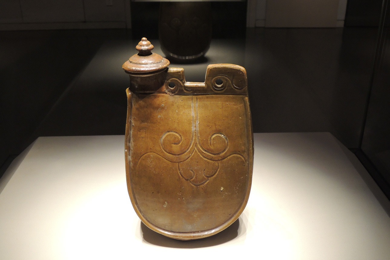 中国古代瓷器珍宝——辽代褐釉鸡冠壶，国家博物馆藏