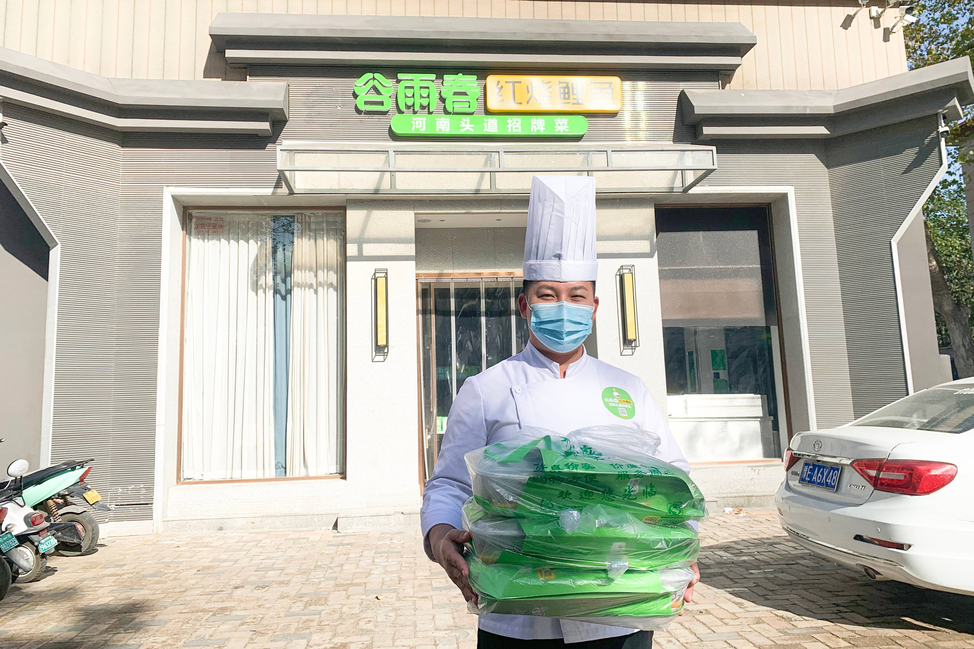 郑州谷雨春"抱鱼小哥"跨越全城送"锦鲤",市民感动不已