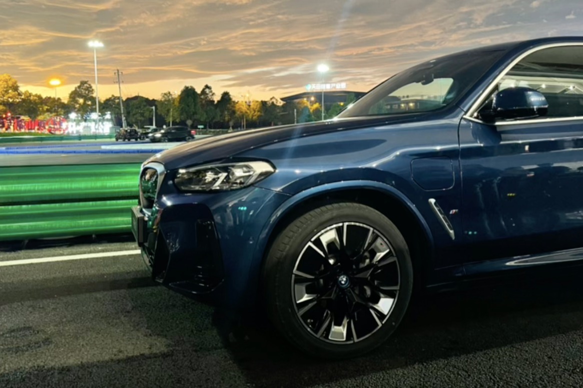 试驾宝马iX3：纯电豪华，与山路更配！