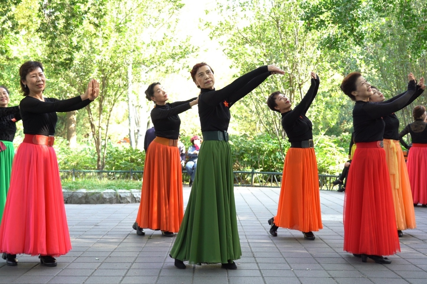 魅力朵朵广场舞《草原恋》歌声悦耳动听,舞步整齐好看