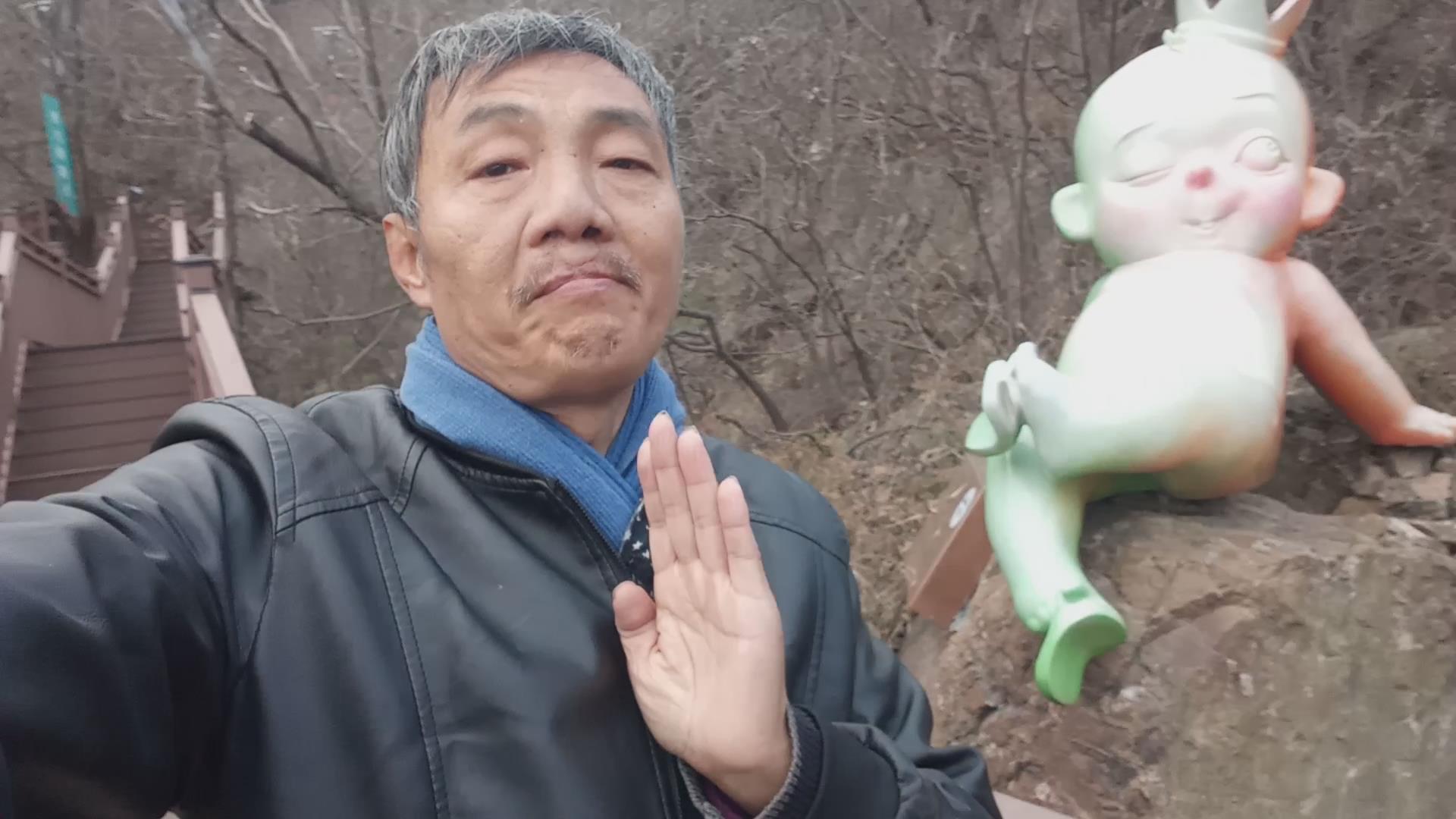 王北斗依《万里长城永不倒》编唱《冷风西部长青被