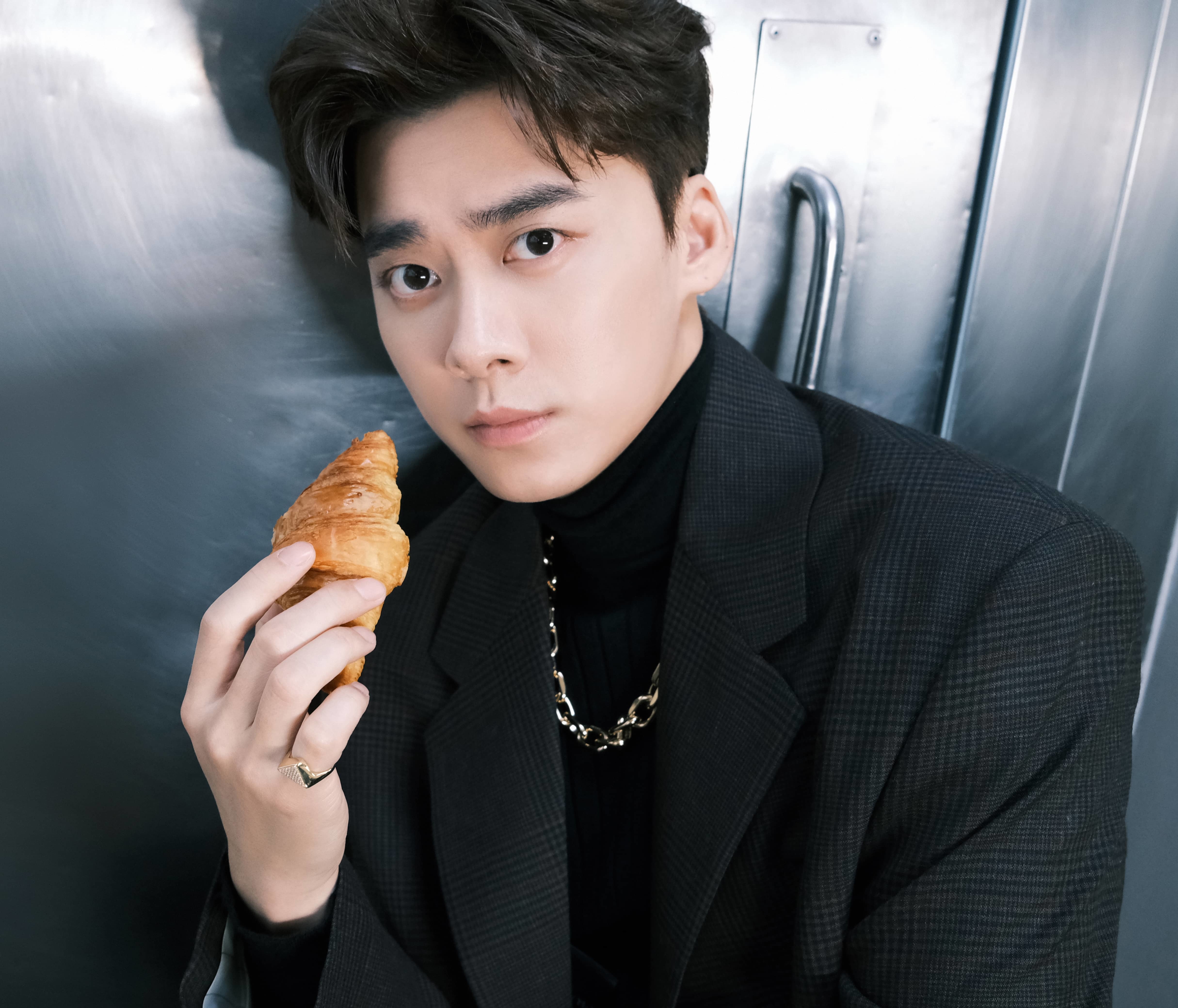 李易峰胶片感厨房大片释出氛围感拉满