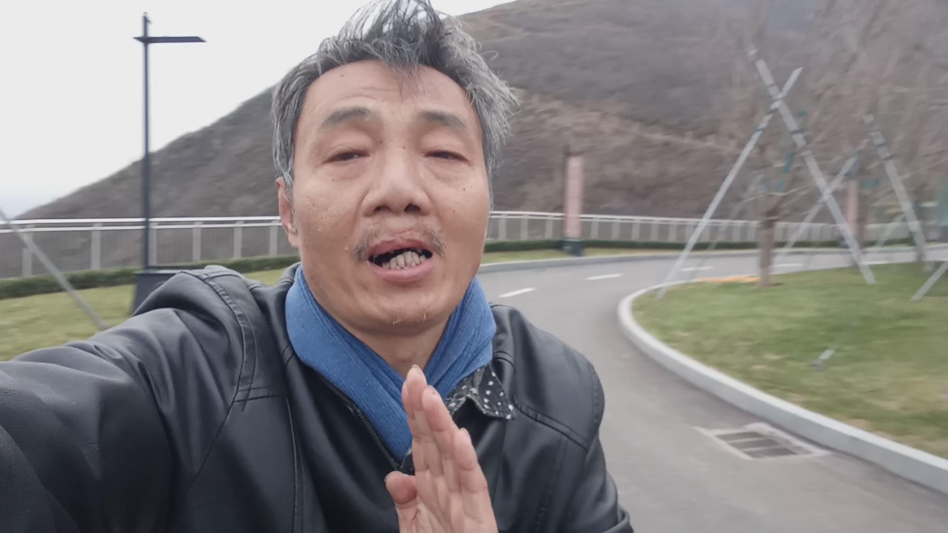 王北斗依《万里长城永不倒》编唱《冷风西部长青被