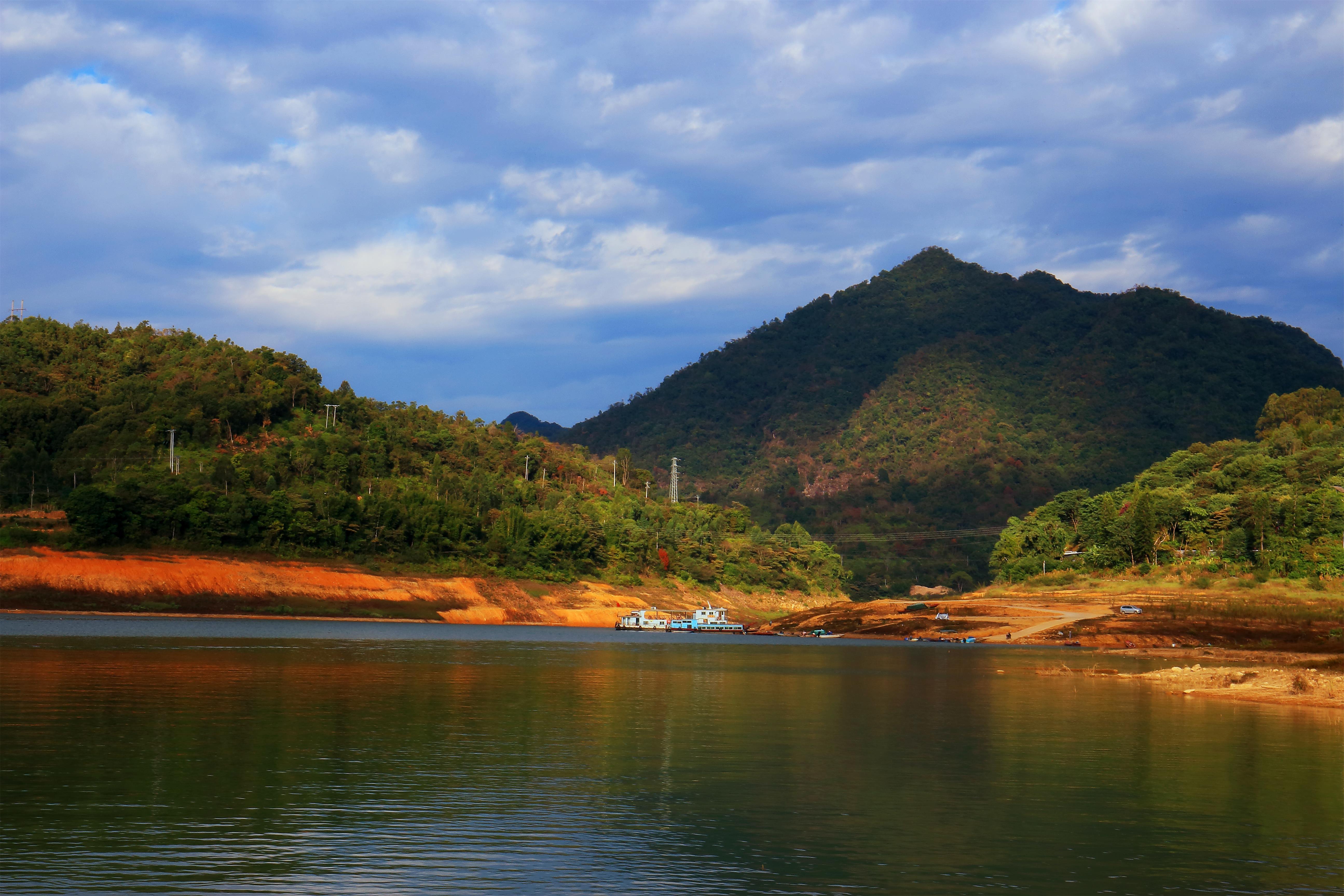 徒步广东万绿湖边,拍摄一次秋冬之交,人勤,湖光山色邂逅(三)__凤凰网