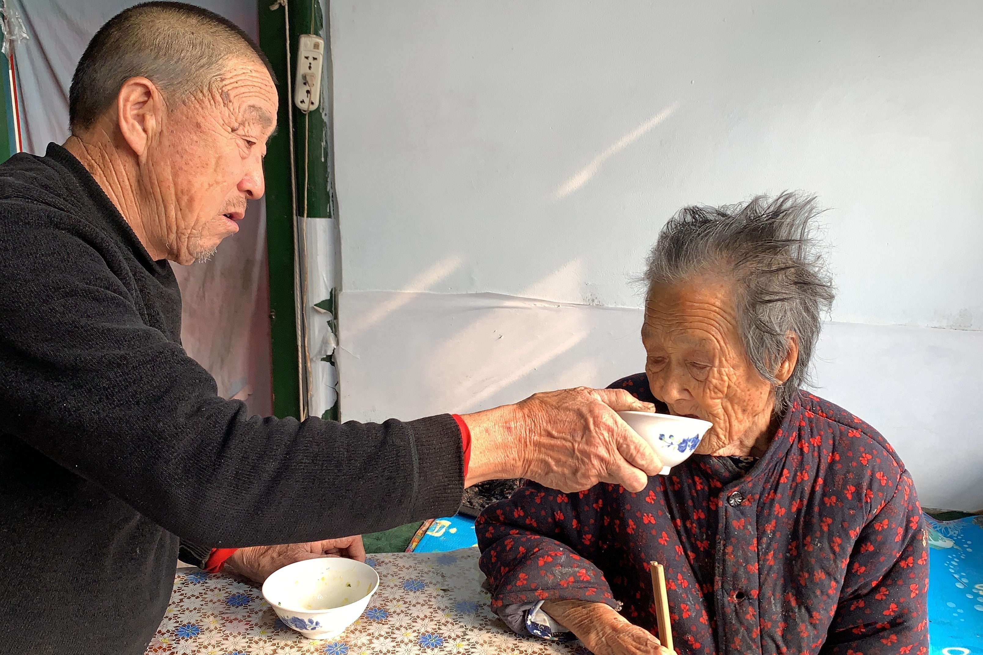 山西"长寿村"号称天然氧吧 80岁以上老人亲自下田耕种