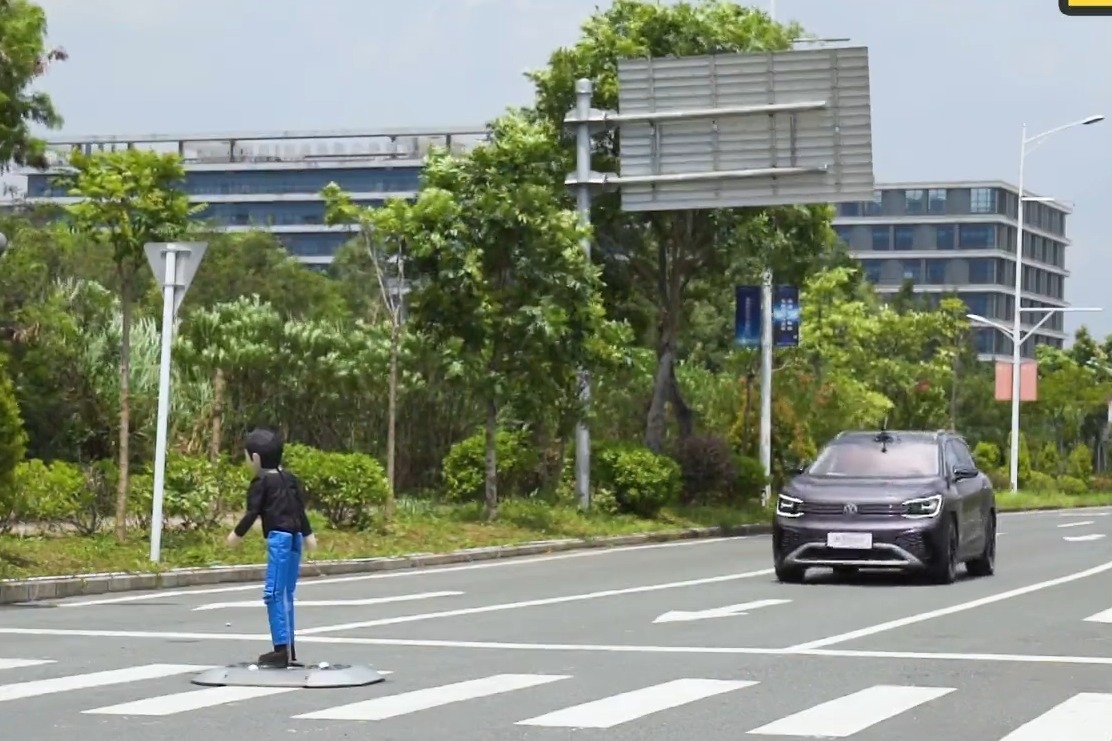 碰到行人站在路中央，立马发出警报声！大众这台车太有安全感