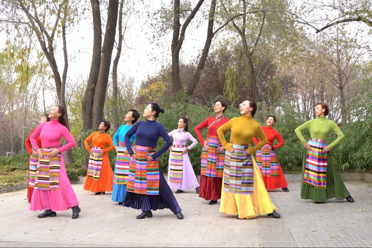 杨老师领跳广场舞《天上西藏》歌好听,动作优美大气