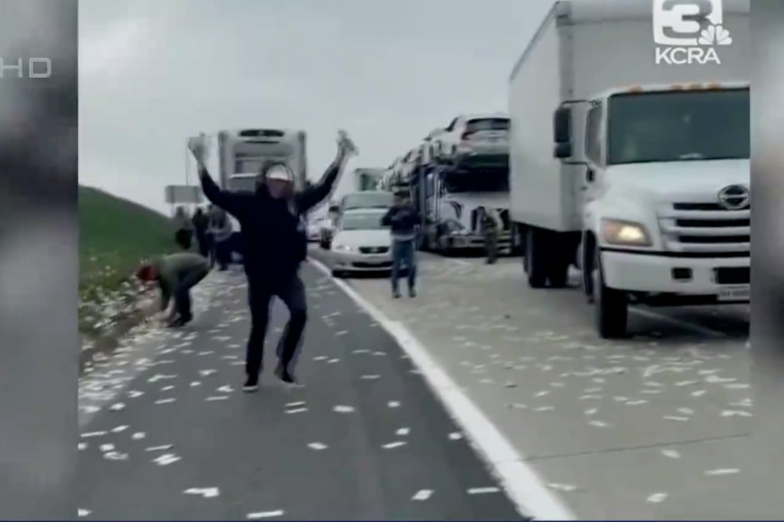 美高速公路运钞车车门突然打开下起“钞票雨”,过路司机抢疯了!