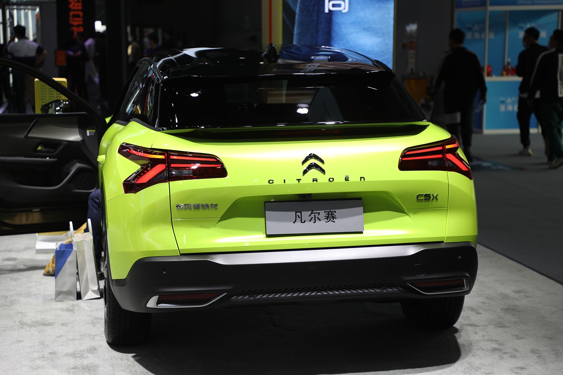 凡尔赛改装版亮相,4008特别版首发,探秘广州车展标致雪铁龙展台