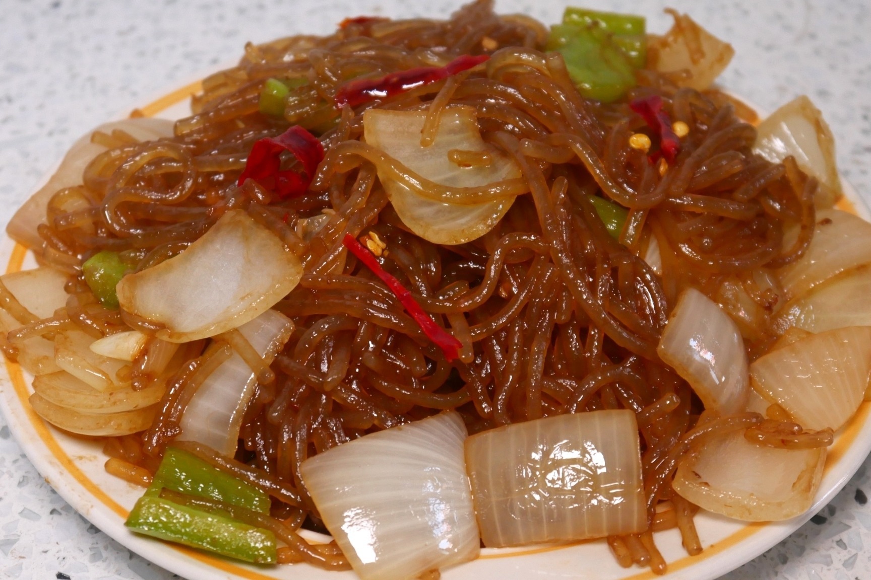 一颗洋葱一把粉条,这样做太下饭了,营养解馋,家人超爱吃