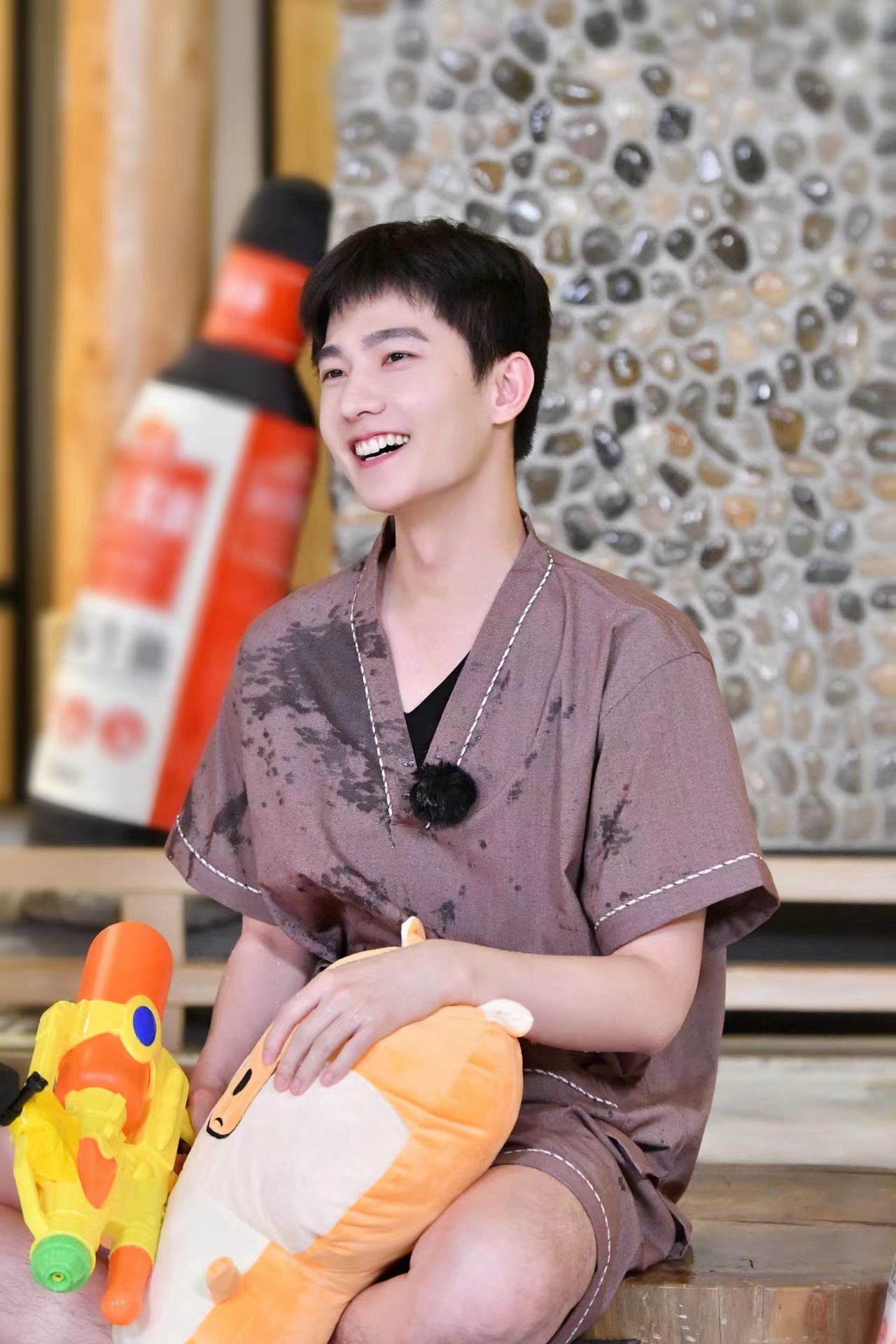 杨洋《青春环游记3》完美还原黑猫警长 卧底游戏笑料百出__凤凰网