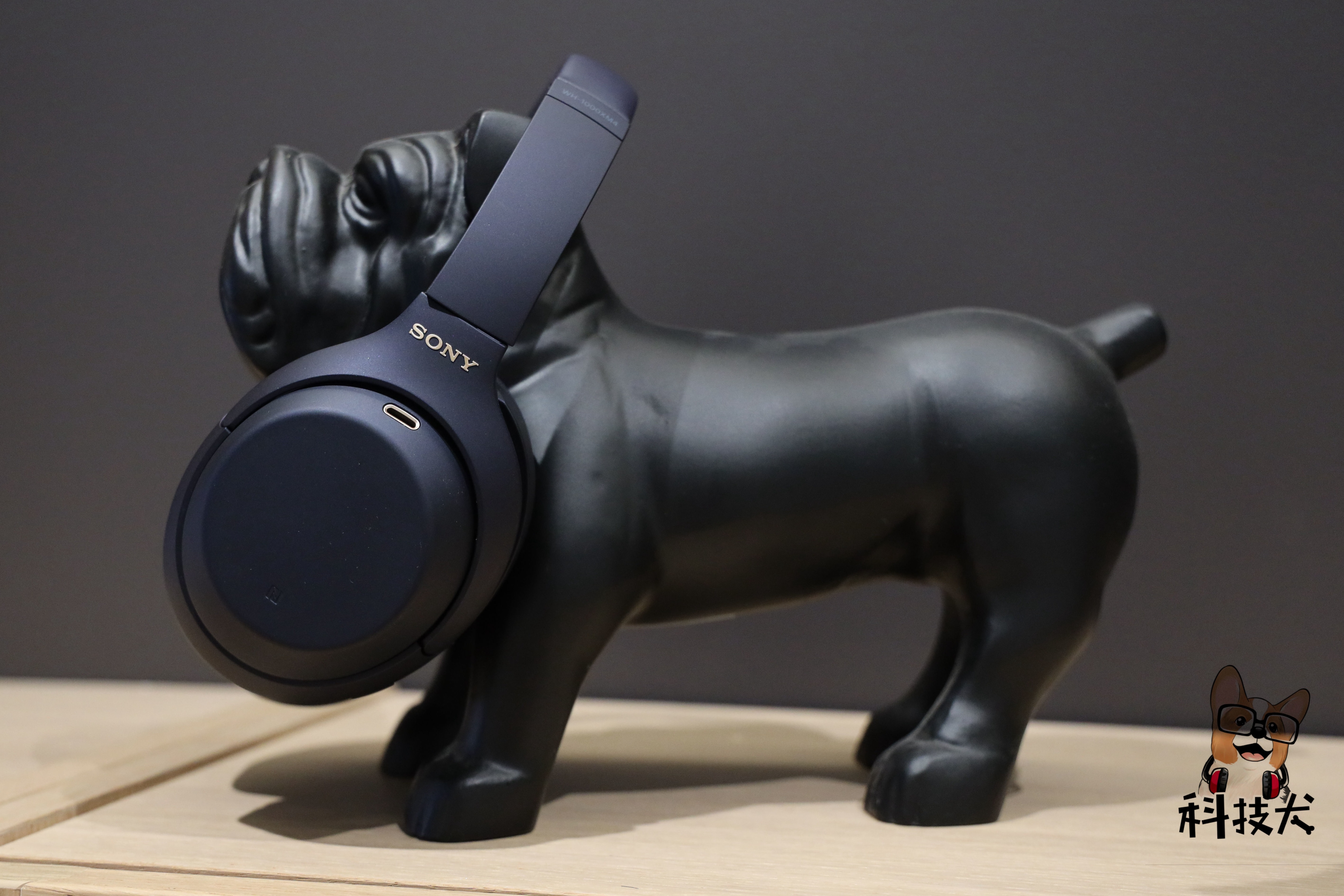 索尼wh1000xm4图赏深夜蓝显精致气质磨砂喷涂表面设计显质感