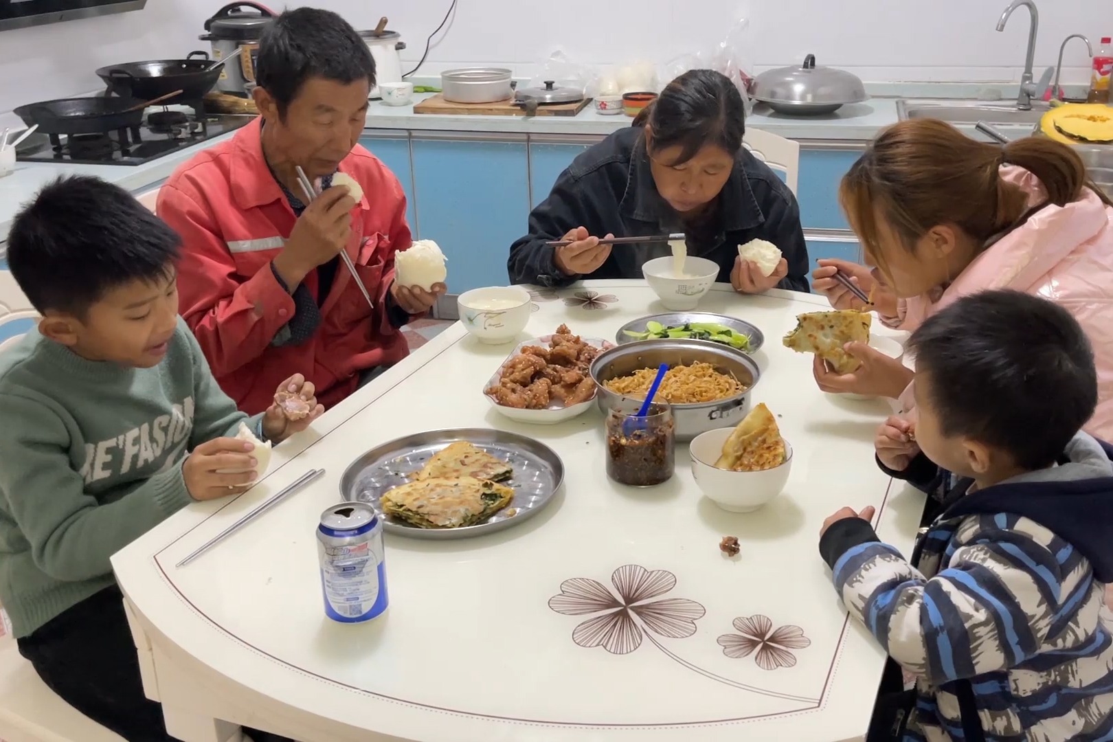 婆媳俩放羊回家，婆婆做晚饭，媳妇买菜加餐，有荤有素吃着真得劲