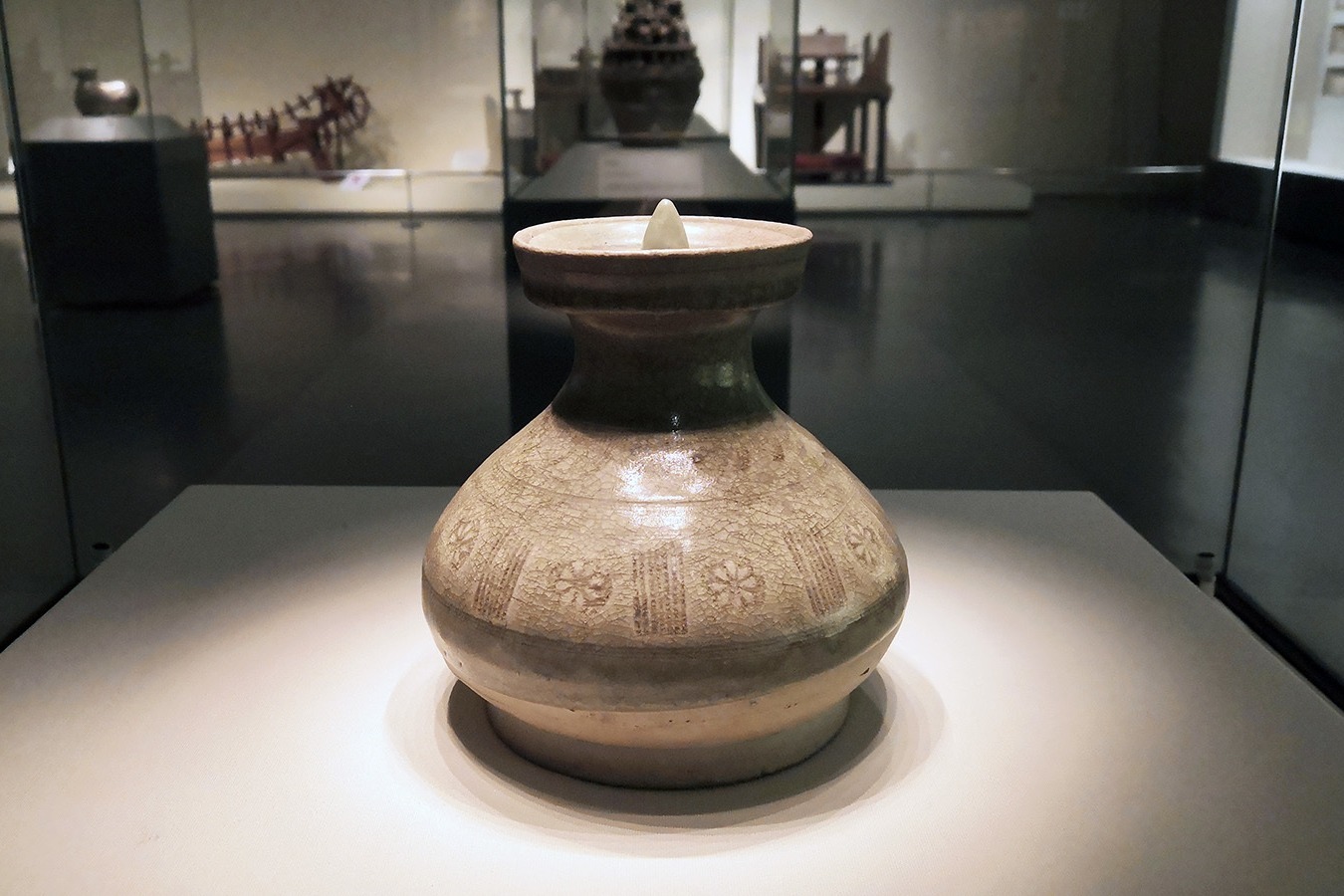 中国瓷器的早期纹饰——国家博物馆典藏珍宝：青瓷印花唾壶