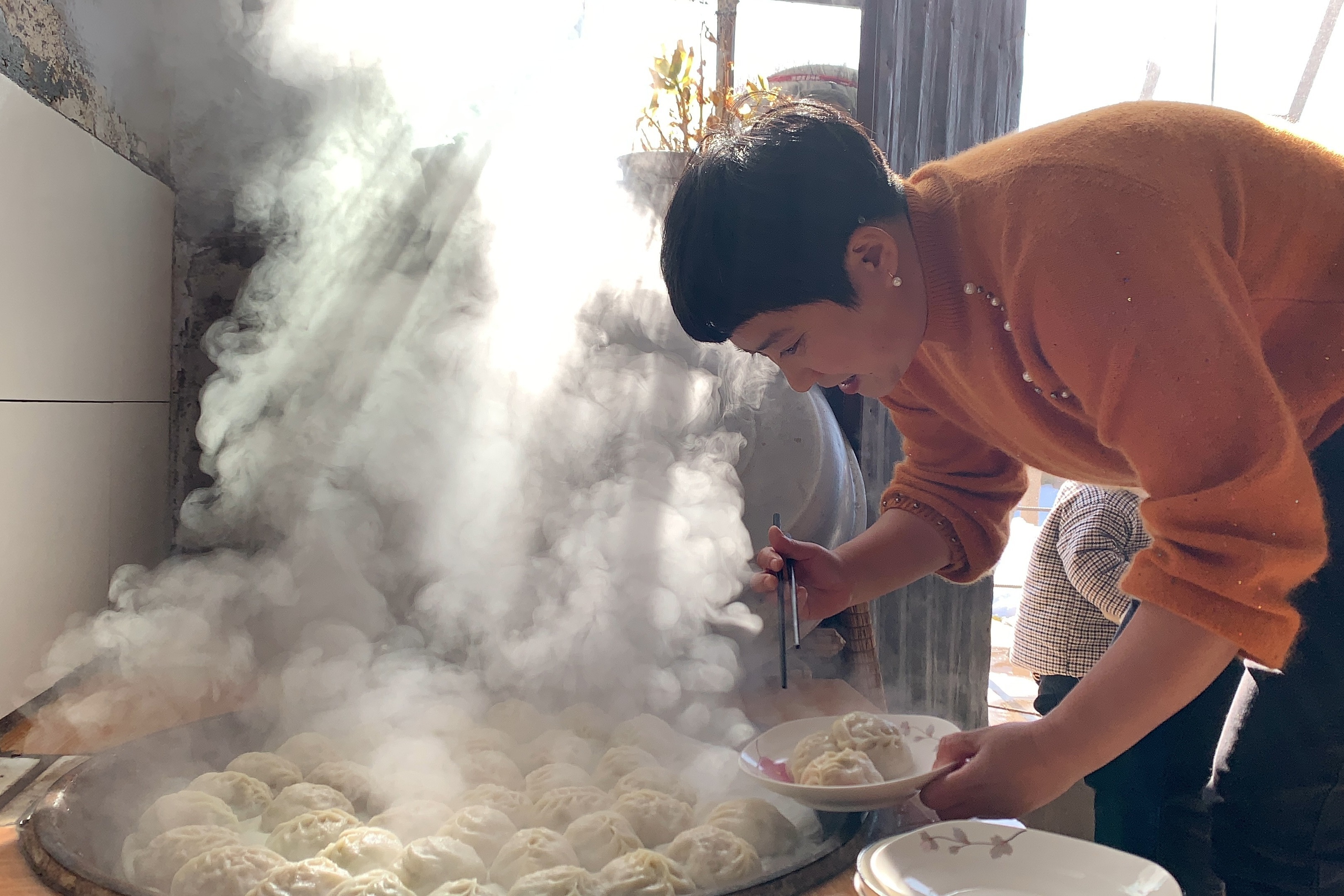 气温骤降做个暖和的，白菜猪肉大蒸饺，热气腾腾，出锅看馋了