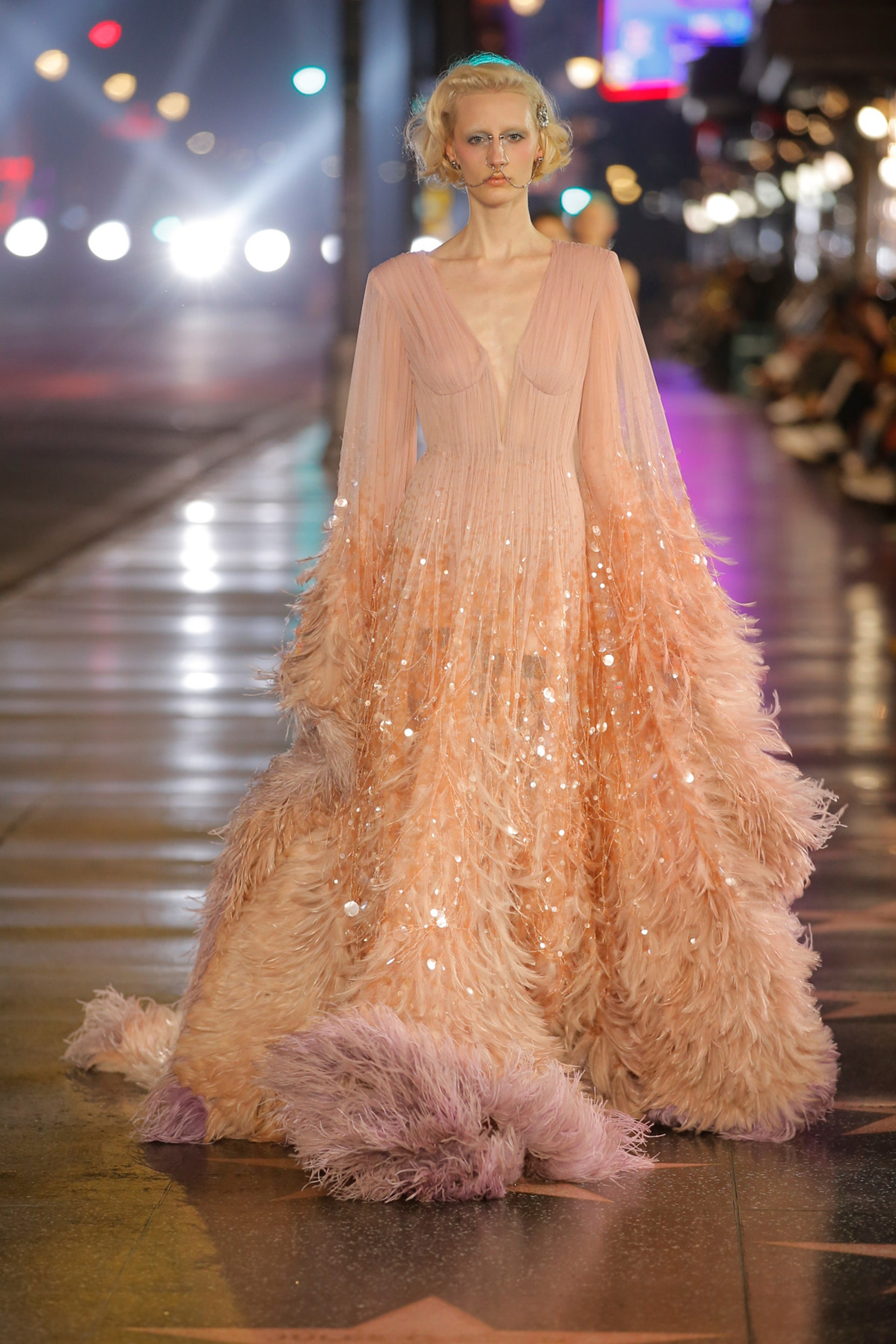 快来看超模是如何"走路"的__凤凰网