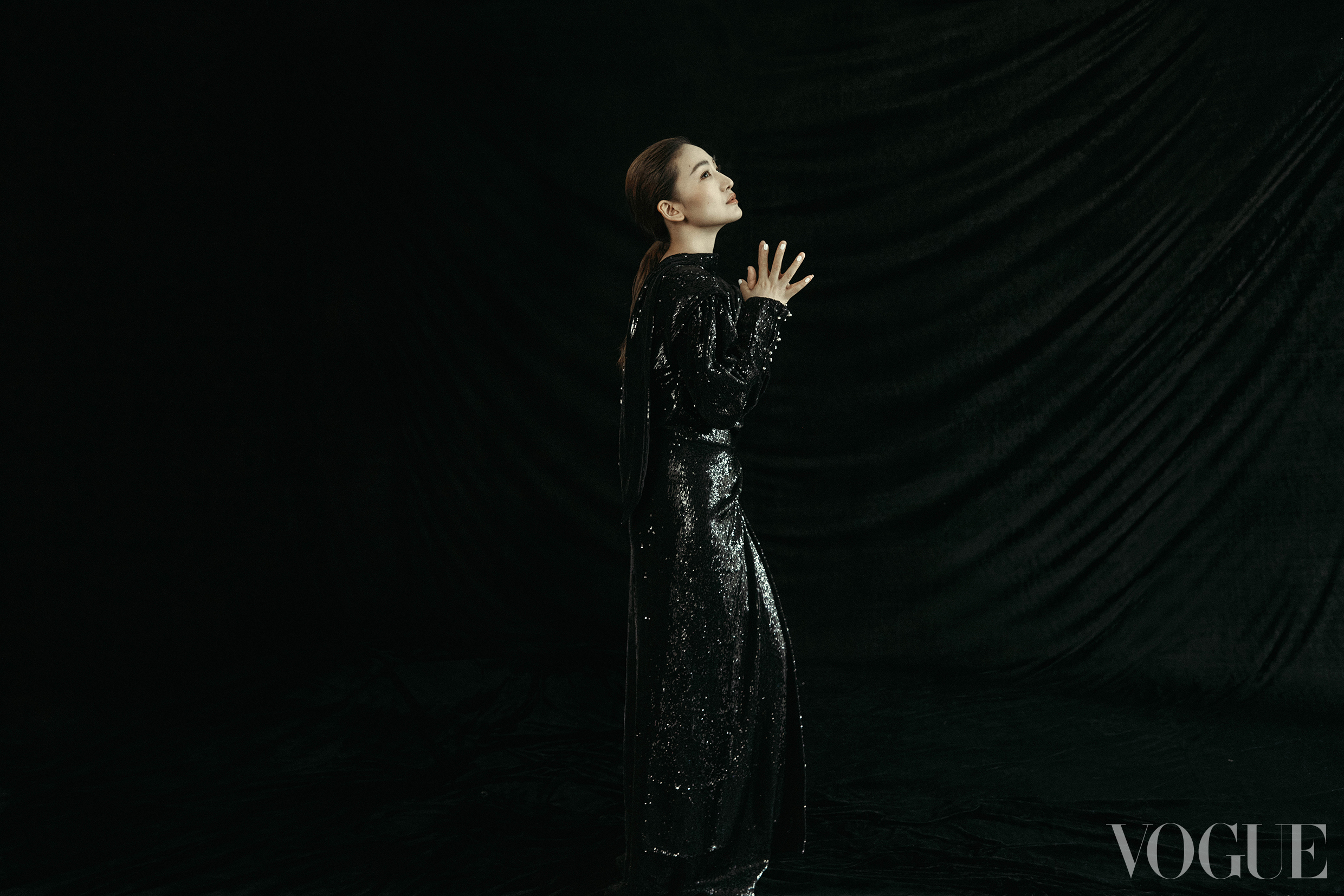 李妍锡登vogue杂志黑色系写真质感十足