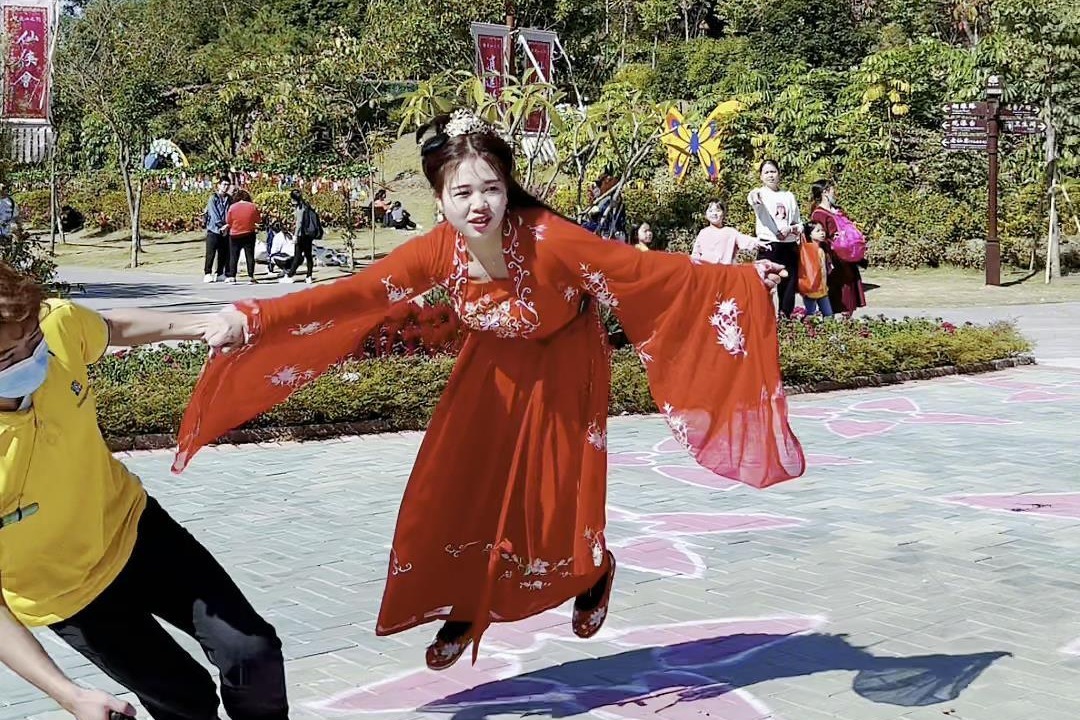 答应我，这一次一定来体验飞天威亚，你就知道穿上汉服有多美