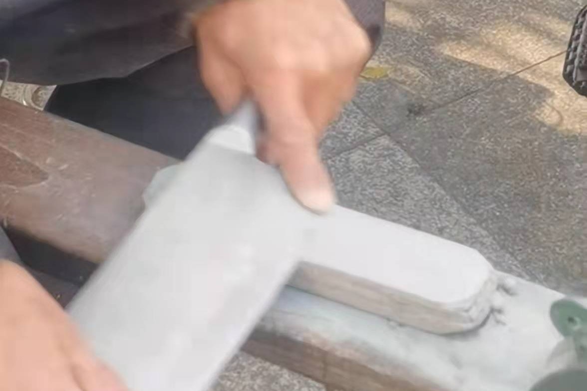 合肥：在街头，偶遇老人磨刀赚钱，失传的手艺