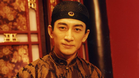 吴启华出道时便以俊俏的外表及迷人英气受到观众的喜爱,也是香港电视