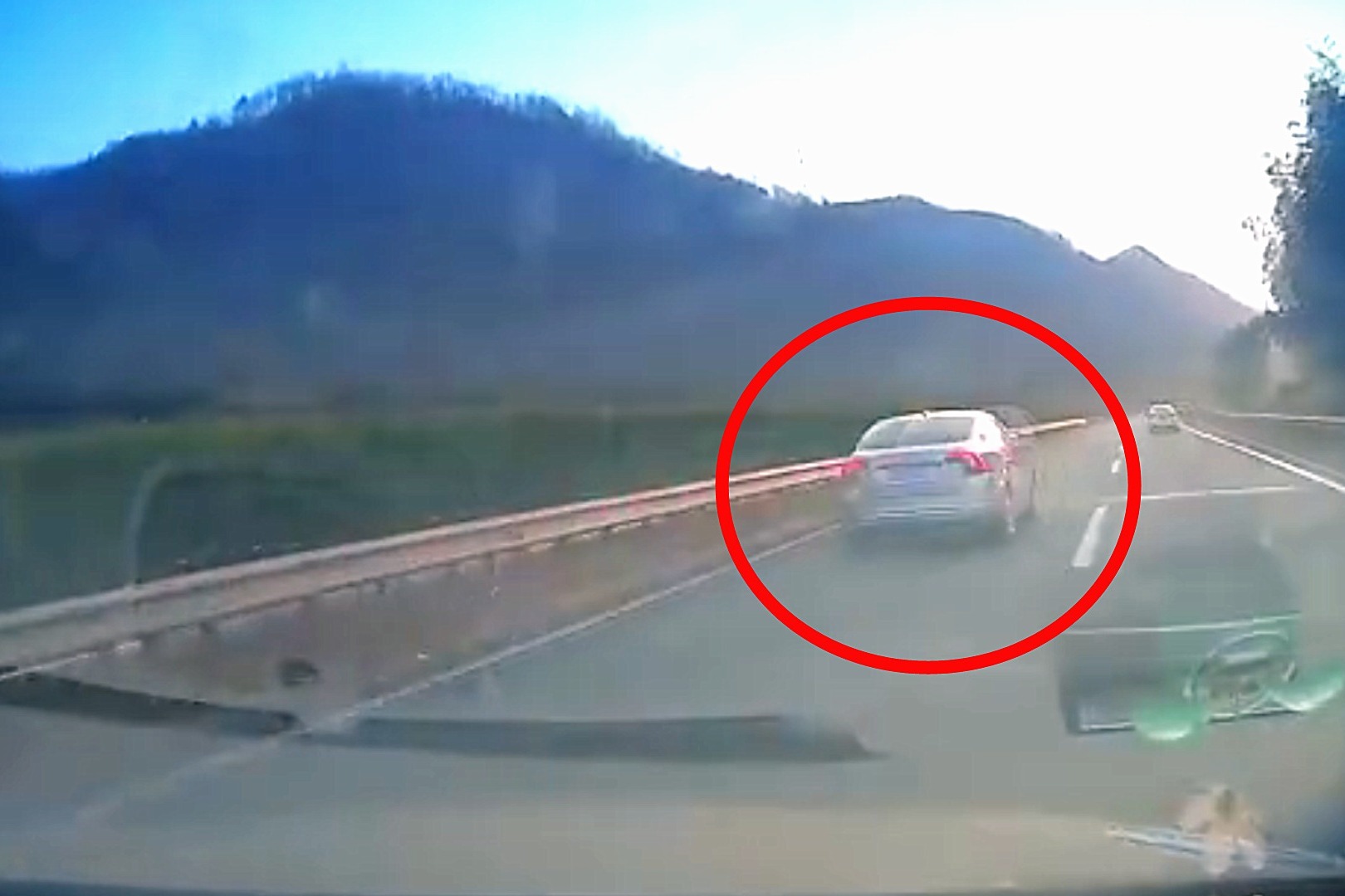 实拍：司机高速路变道被后车“吓坏” 猛打方向躲避失控撞护栏！