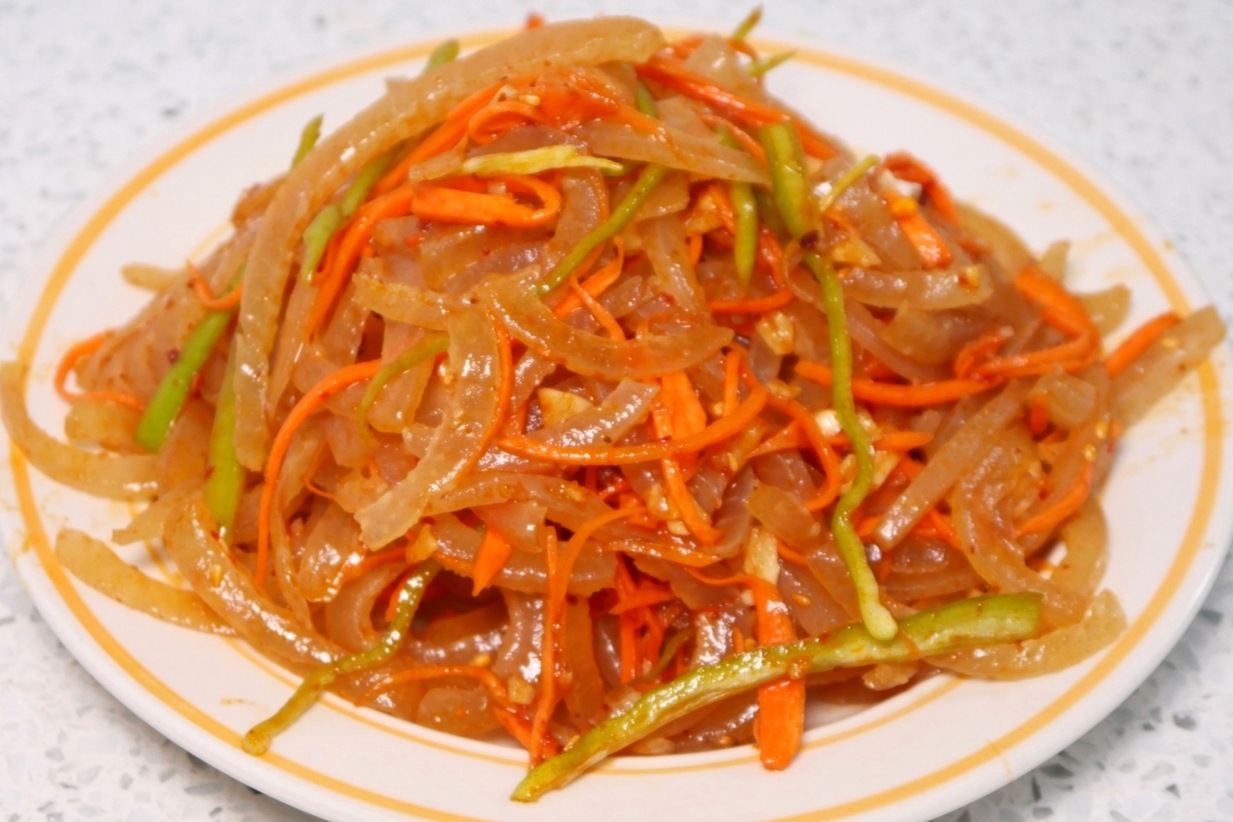 猪皮别只会做皮冻了，这样做下酒又下饭，家里来人就做，吃不腻