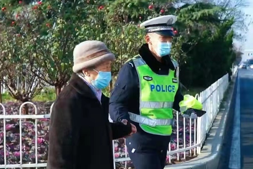 鹤壁：助力文明城市创建，公安交警在行动！