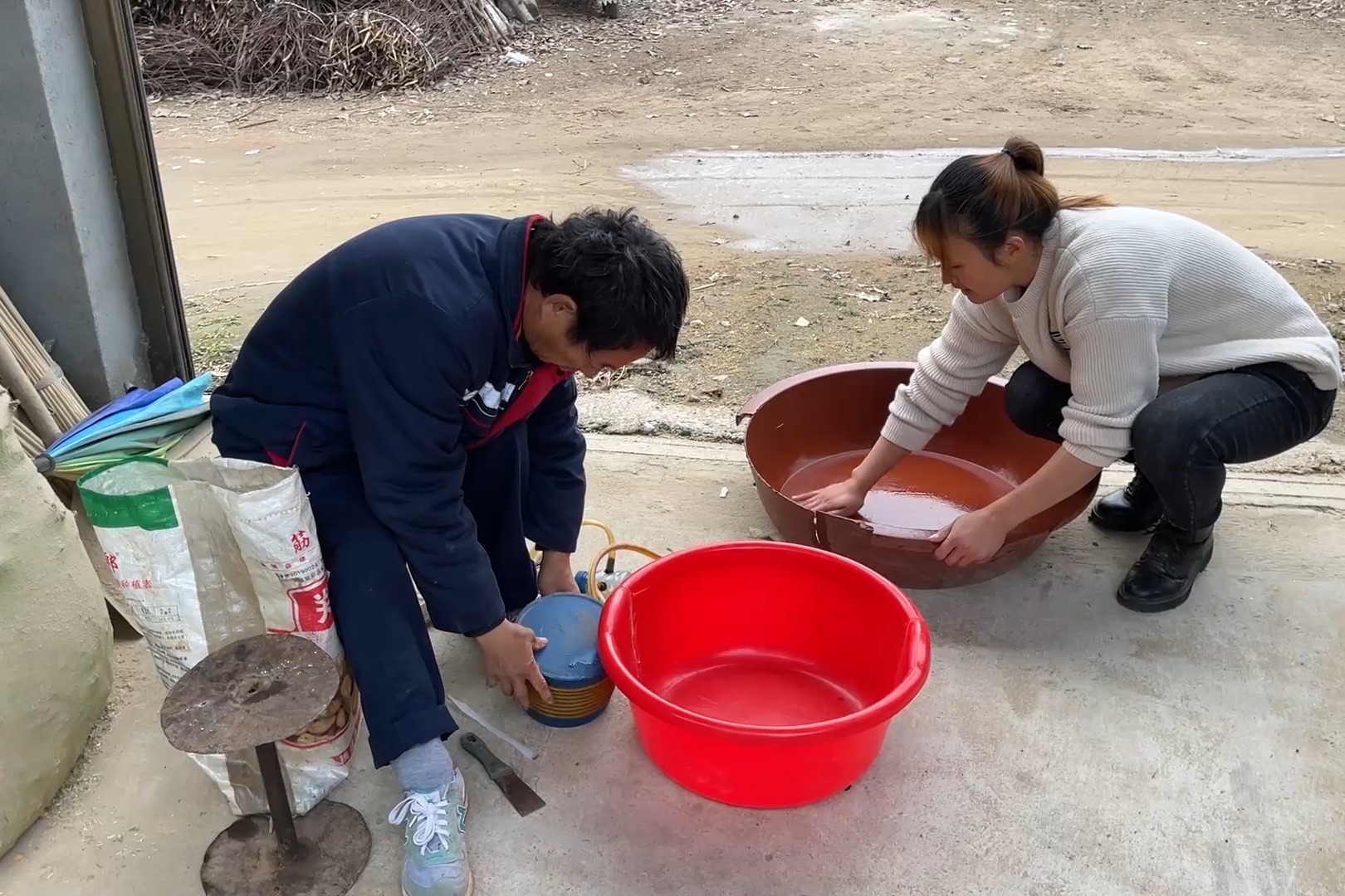 村里来一个修盆里，媳妇把东西拿出来修补好，很少人见过这手艺了