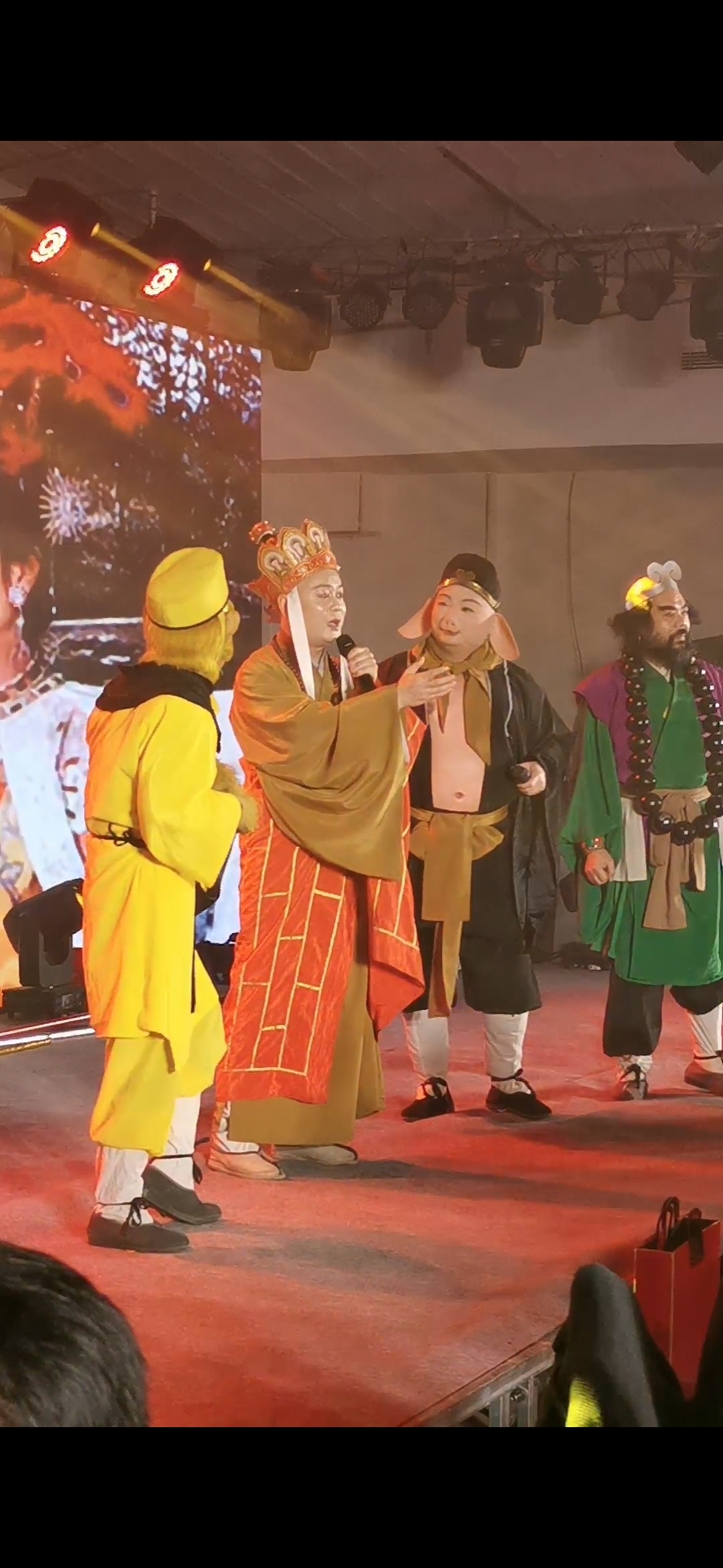 河南巩义:西游记组合卖萌亮相一公司年会引围观__凤凰网